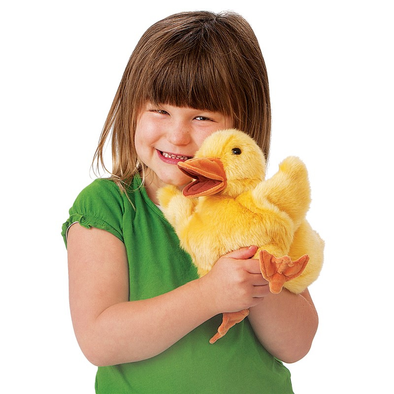 Folkmanis Handpuppe Entchen in Gelb mit orangem Schnabel, von lächelndem Mädchen gehalten, Schnabel beweglich