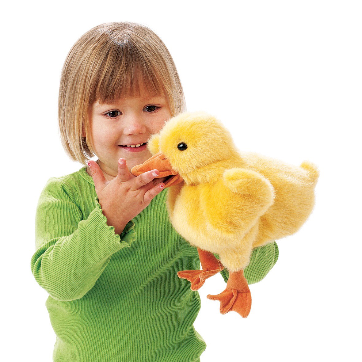 Kleines Mädchen führt gelbe Folkmanis Entchen-Handpuppe mit beweglichem Schnabel an der Hand, Seitenansicht vor weißem Hintergrund