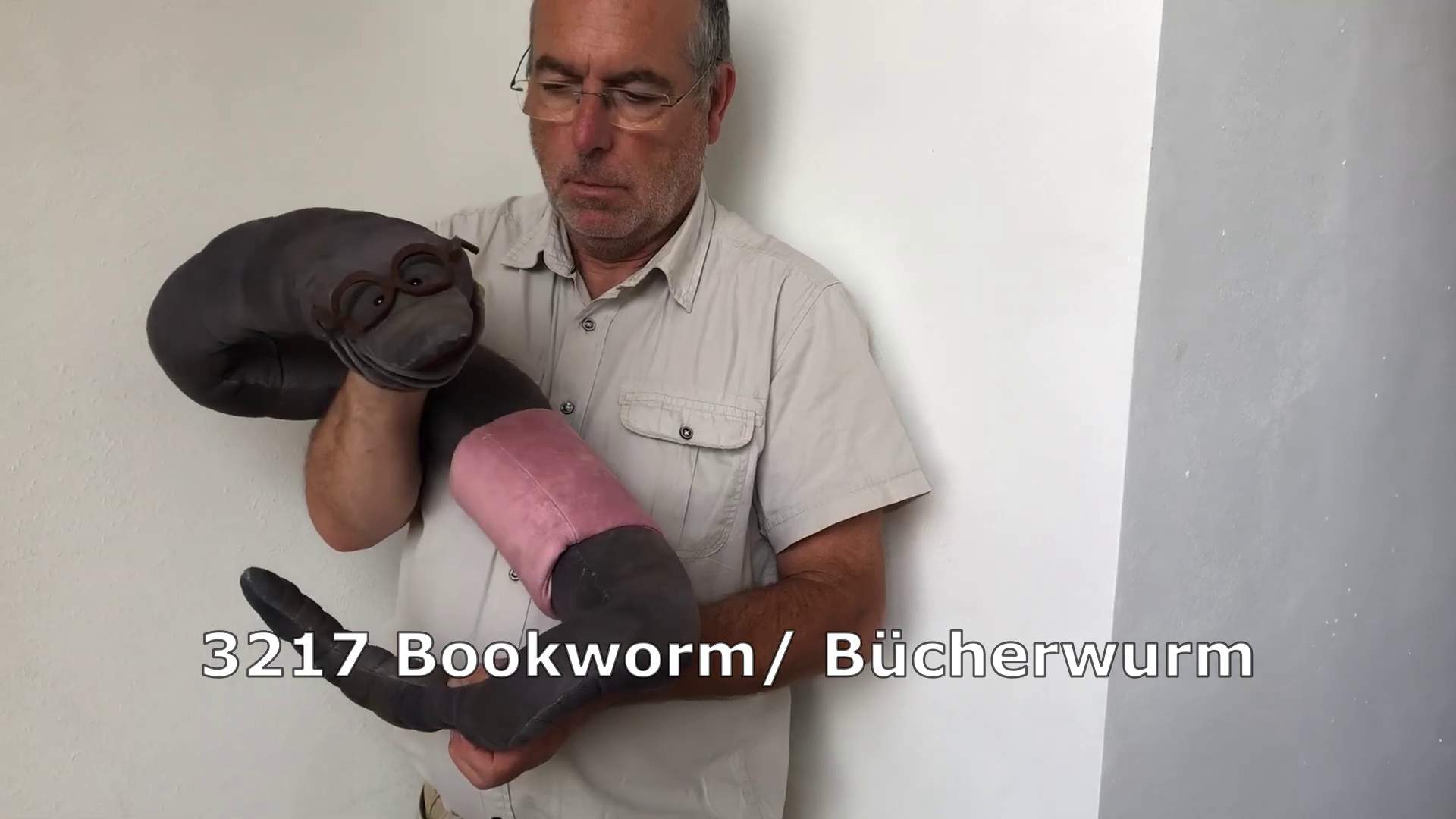 Video 1: Folkmanis Handpuppe Bücherwurm