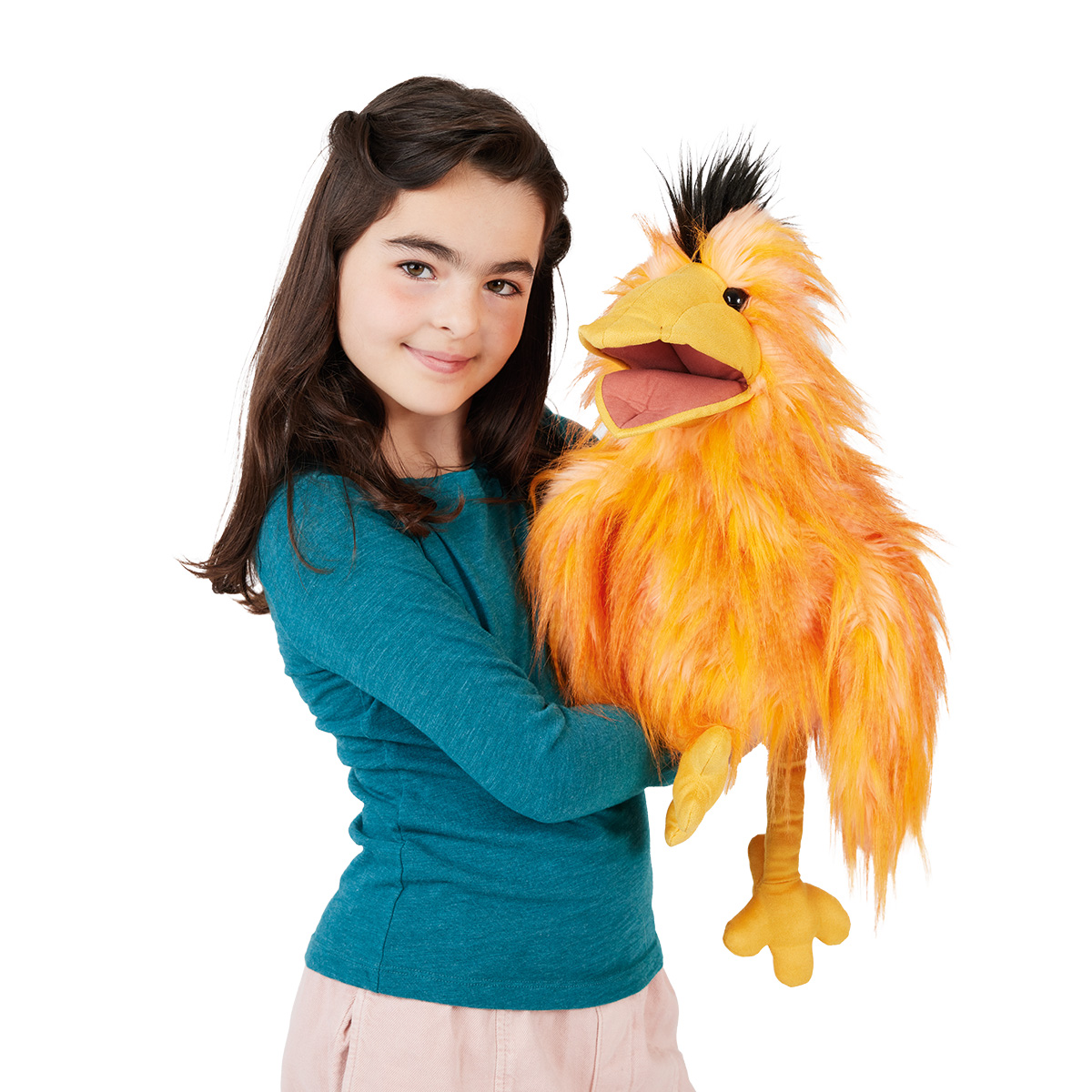 Folkmanis Handpuppe alberner Vogel in orange-gelbem Langflor-Plüsch mit schwarzem Haarschopf, geöffnetem Schnabel, von Mädchen gehalten