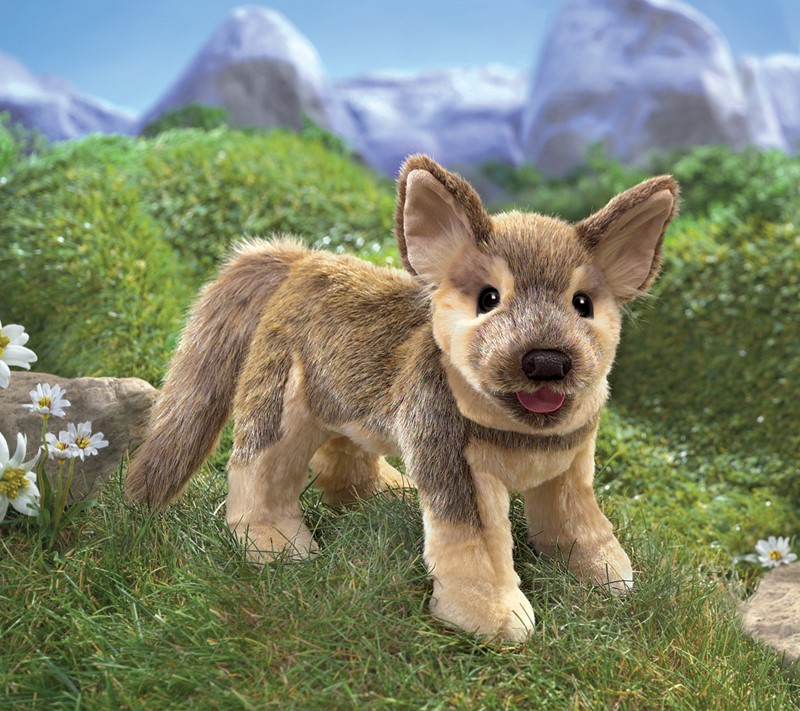 Folkmanis Handpuppe Schäferhundwelpe mit beige-braunem Fell, herausgestreckter Zunge und gespitzten Ohren, stehend in Seitenansicht