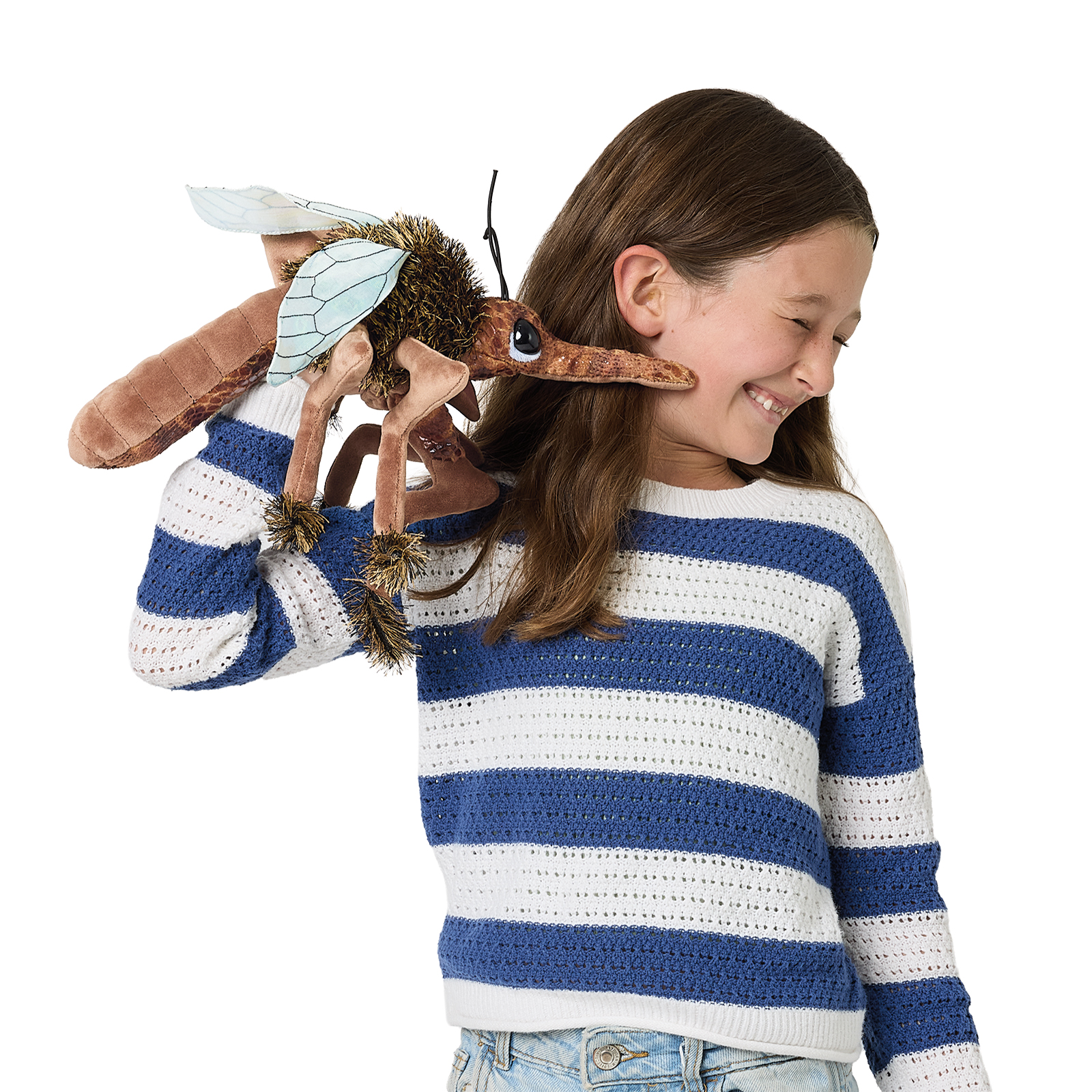 Folkmanis Handpuppe Stechmücke mit transparenten Flügeln und langem Stechrüssel, von lächelndem Mädchen an der Schulter geführt
