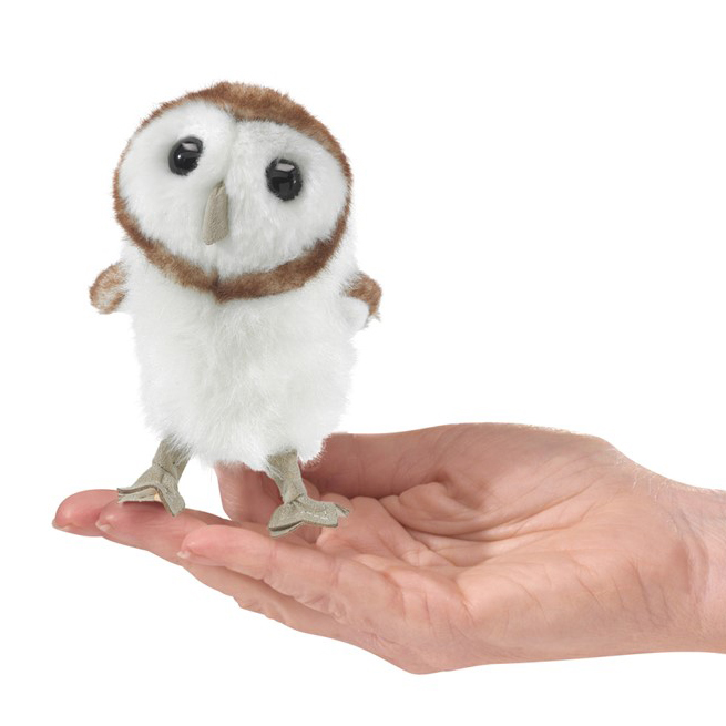 Folkmanis Mini-Fingerpuppe Schleiereule mit weißem Bauch und braunem Rücken, auf einer flachen Hand balancierend
