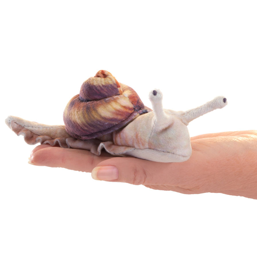 Folkmanis Fingerpuppe mini Schnecke mit braun marmoriertem Gehäuse auf der Hand, Seitenansicht