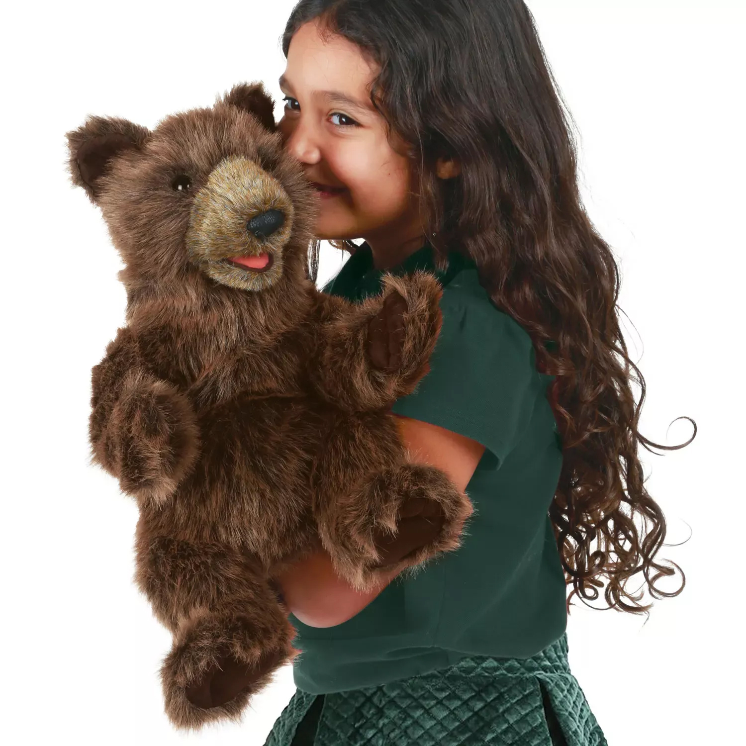 Mädchen hält Folkmanis Handpuppe Bärenjunges mit dunkelbraunem Plüschfell und geöffnetem Maul nah ans Gesicht