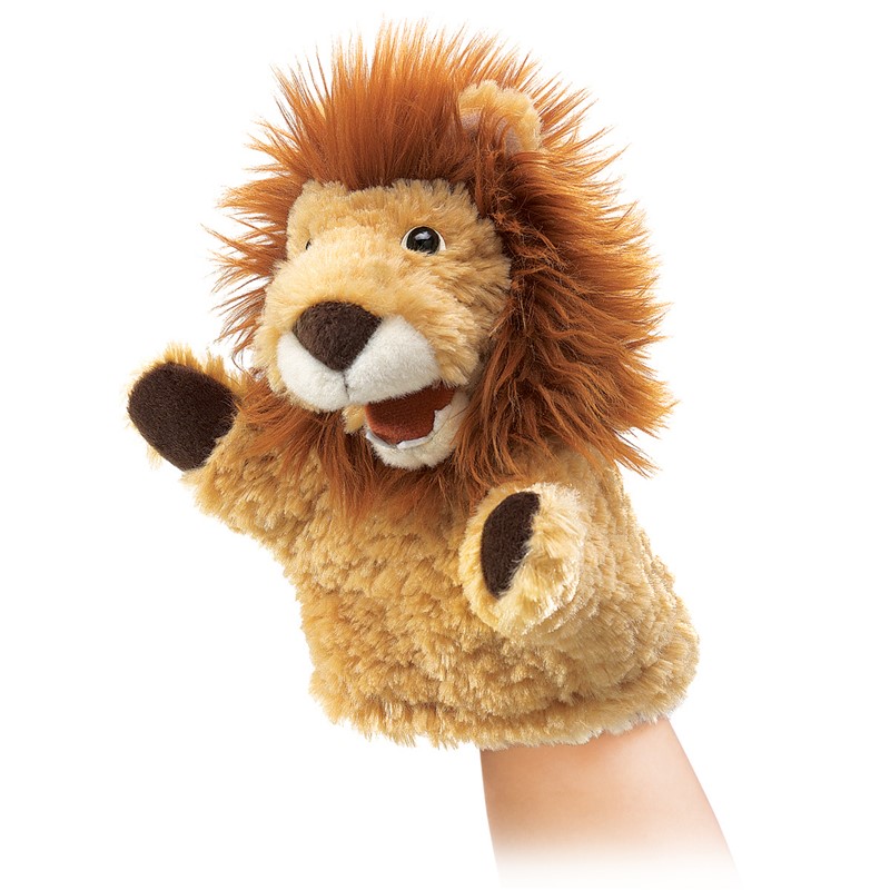 Folkmanis Handpuppe kleiner Löwe mit zotteliger rotbrauner Mähne, geöffnetem Maul und dunklen Pfoten, auf einer Hand geführt