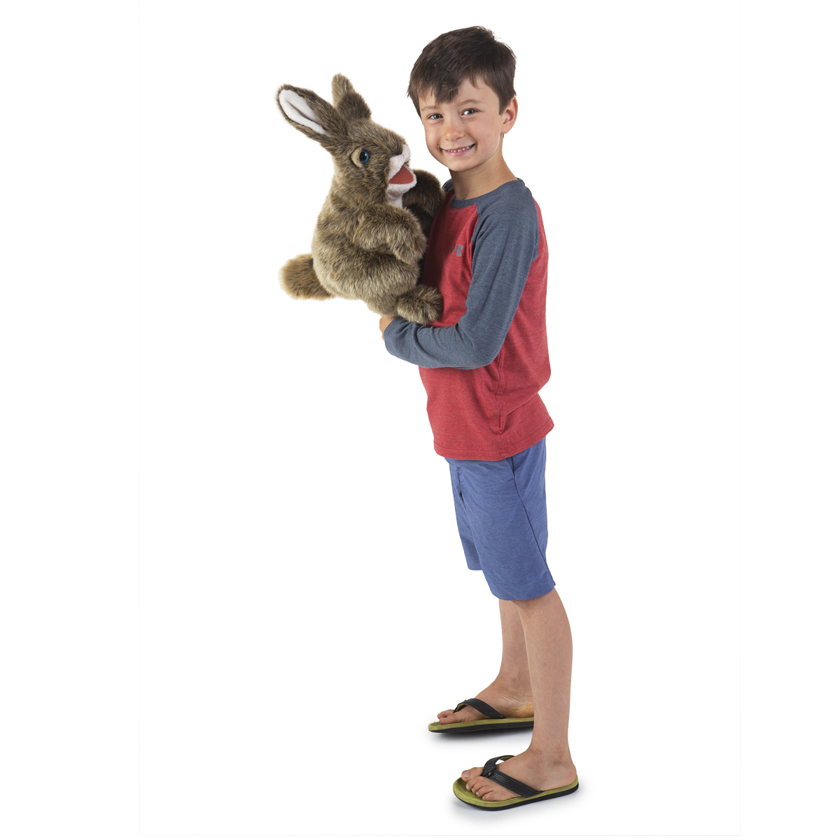 Junge hält Folkmanis Handpuppe Hase mit braunem Fell und beweglichem Maul in der Hand, Seitenansicht