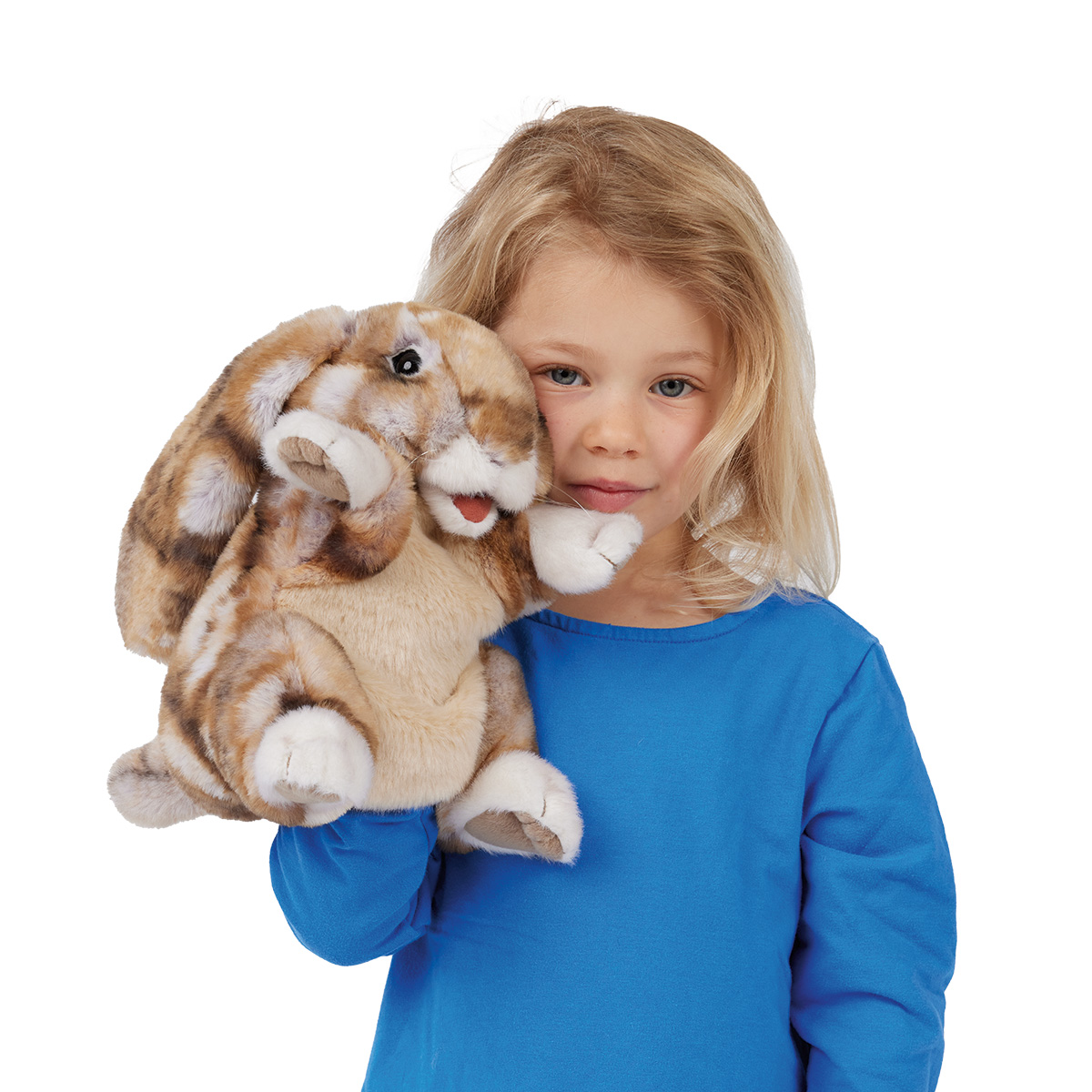 Mädchen führt Folkmanis Handpuppe Hängeohrhase mit braun-geflecktem Fell und weißen Pfoten, Mund beweglich geöffnet
