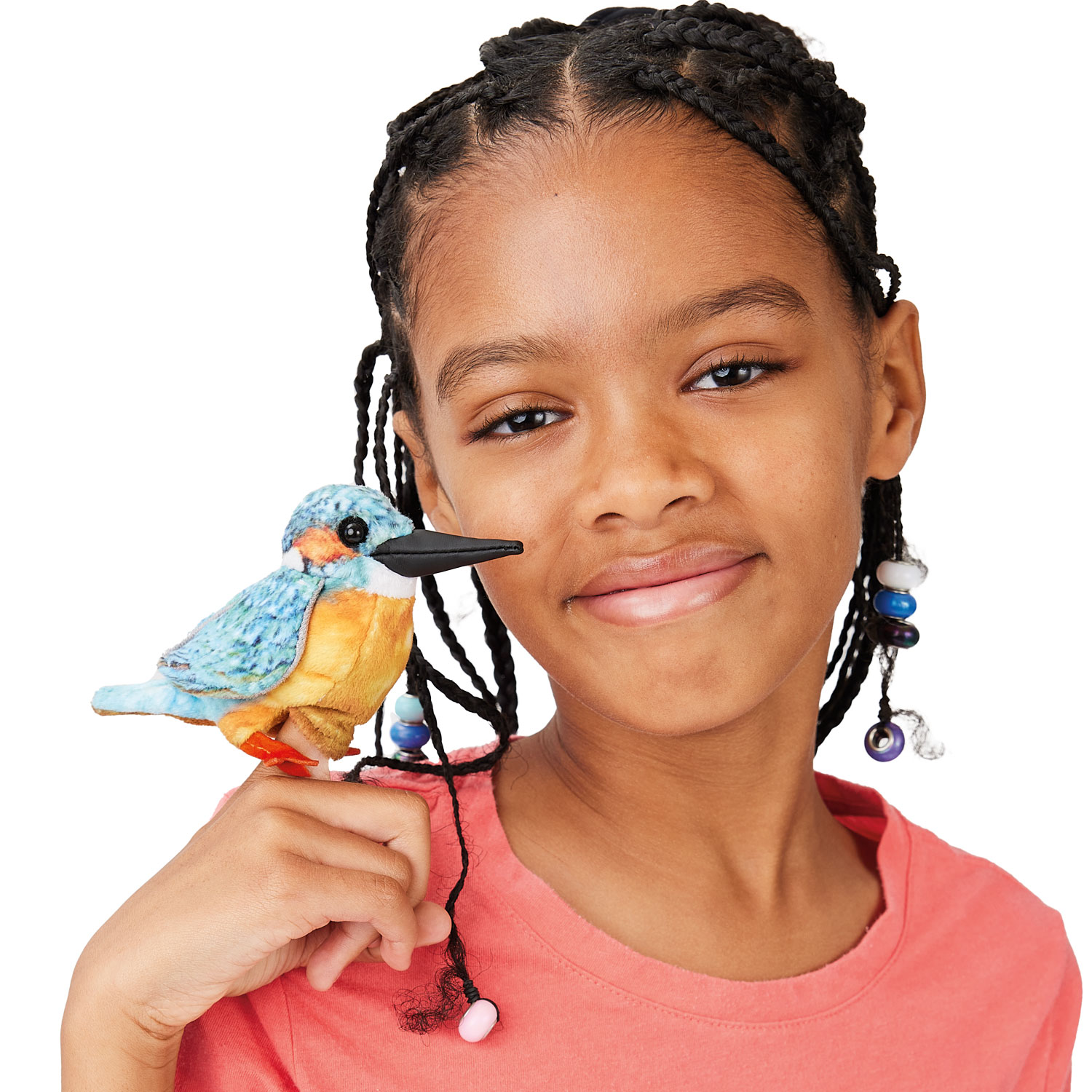 Mädchen hält Folkmanis Fingerpuppe mini Eisvogel mit blauem Gefieder, orangem Bauch und schwarzem Schnabel an der Hand.