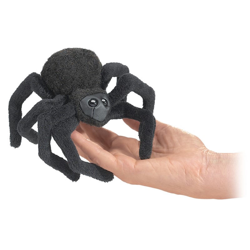 Folkmanis Mini-Fingerpuppe Spinne in Schwarz mit acht Beinen, auf einer flachen Handfläche sitzend, Detailaufnahme