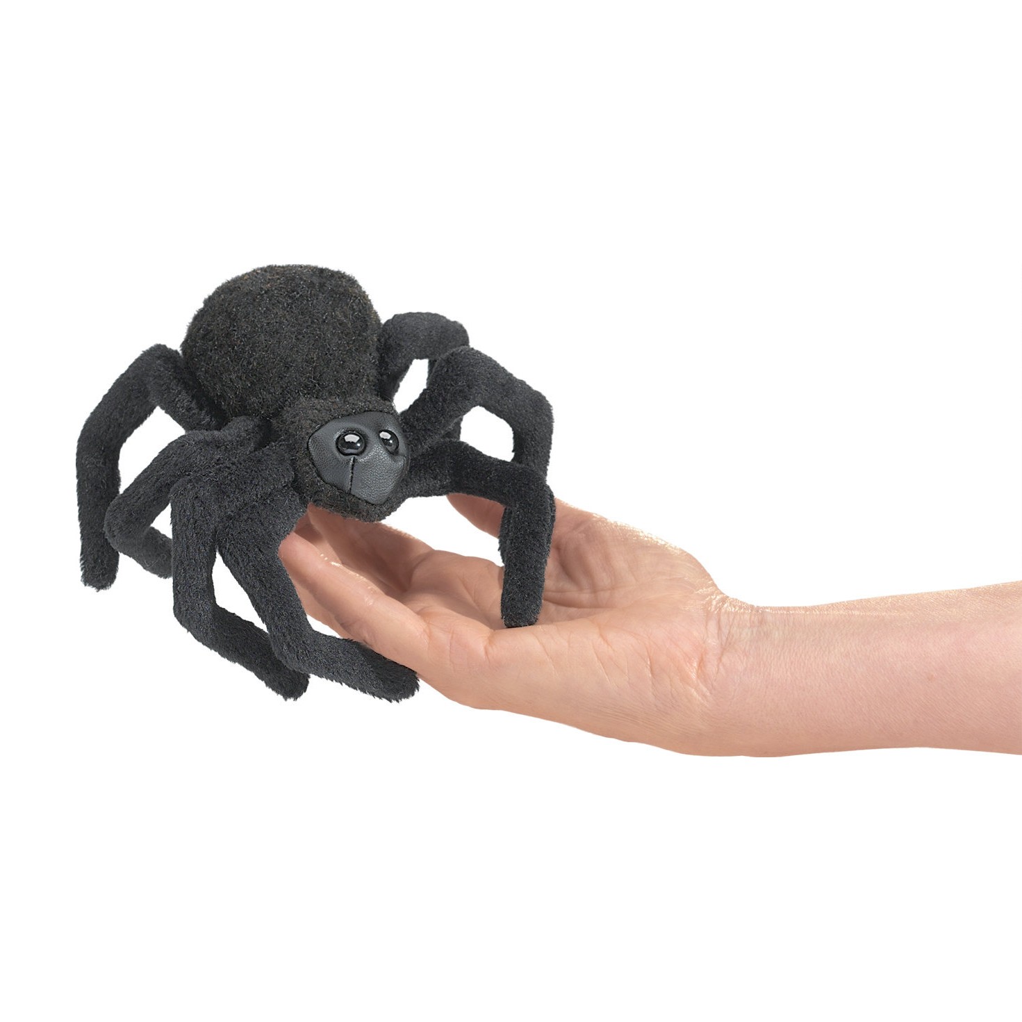 Folkmanis Mini-Fingerpuppe Spinne in Schwarz mit acht Beinen, auf einer flachen Handfläche sitzend, Detailaufnahme