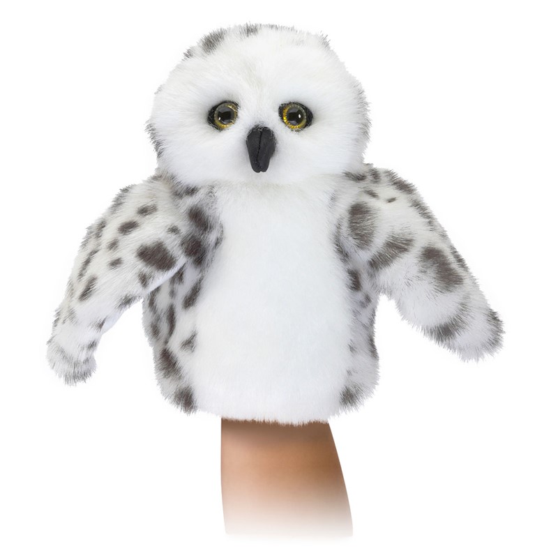 Folkmanis Handpuppe kleine Schneeeule mit weißem Plüsch, grauen Flecken und gelben Glasaugen, auf einer Hand geführt