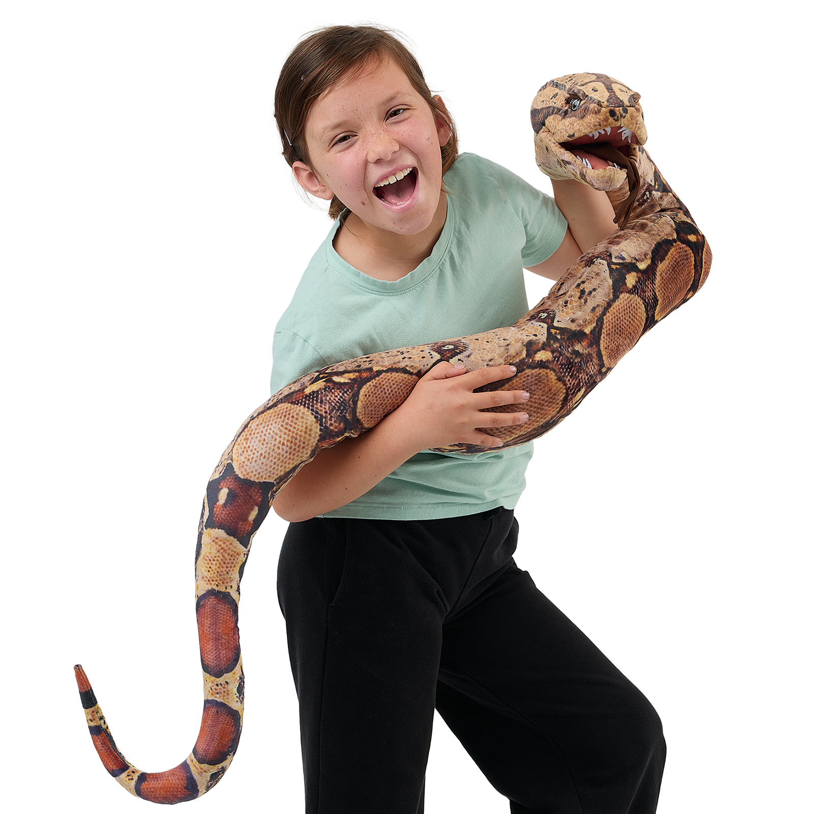 Folkmanis Handpuppe Boa Constrictor um den Arm eines Mädchens geschlungen, der Kopf mit geöffnetem Maul erhoben.