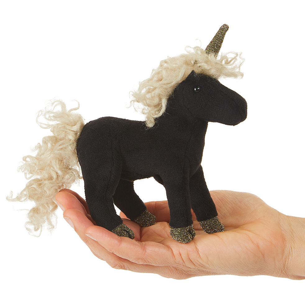 Folkmanis Fingerpuppe mini schwarzes Einhorn mit cremefarbener Lockenmähne, Goldglitter-Horn und Hufen, auf einer Handfläche stehend