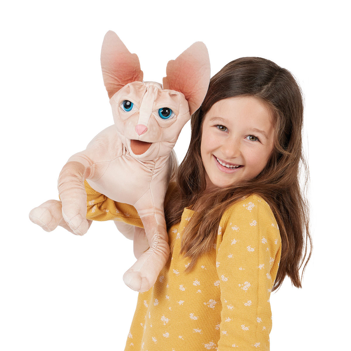 Mädchen hält Folkmanis Handpuppe Sphinx Katze mit großen Ohren, blauen Augen und faltigem Fell in die Kamera