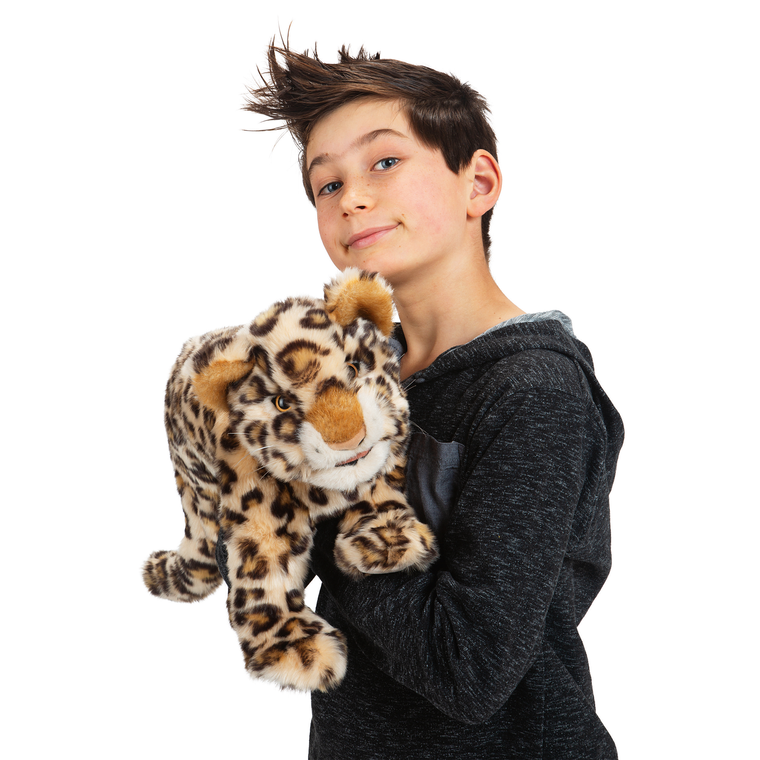 Junge hält Folkmanis Handpuppe Leoparden-Baby mit beigem Fell und schwarzen Flecken im Arm, Frontansicht