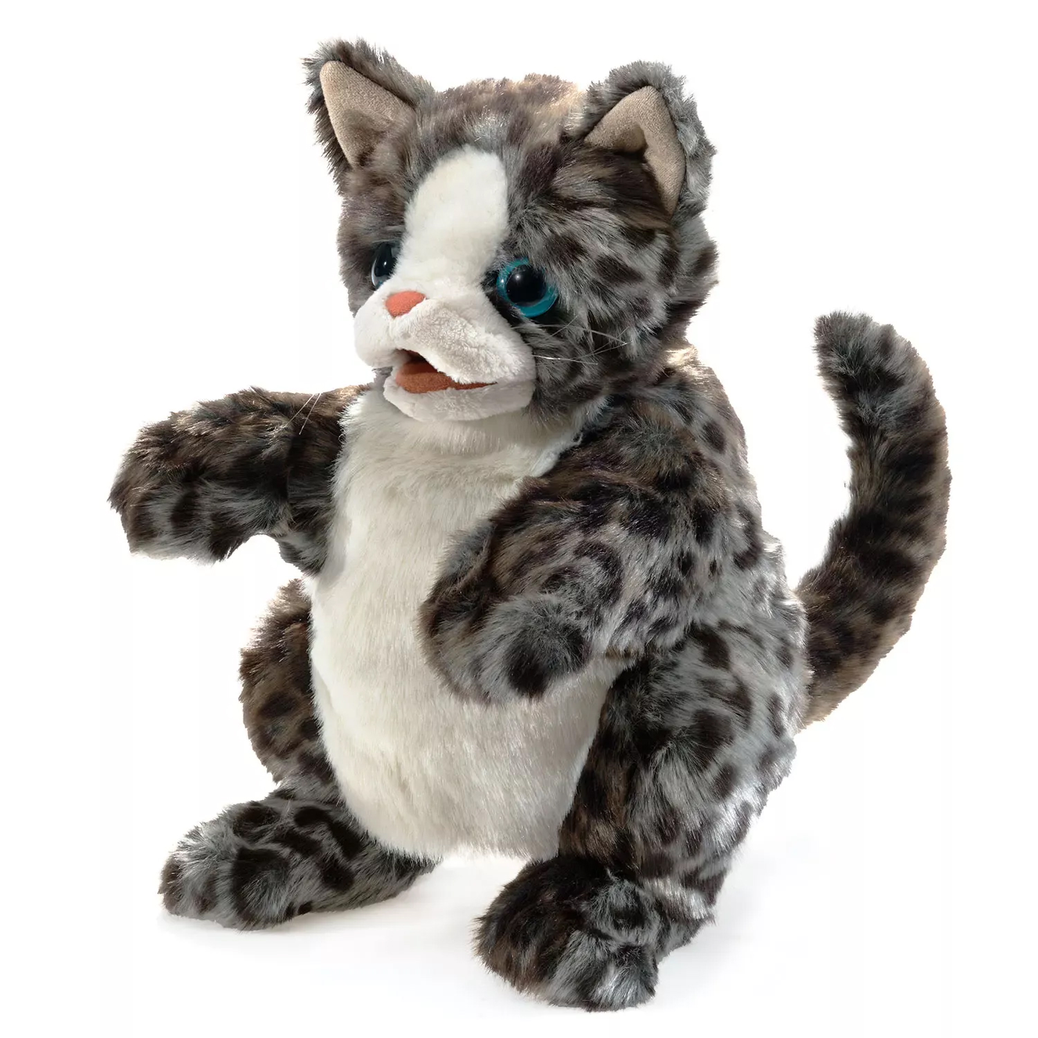 Folkmanis Handpuppe Wildkatzenbaby mit grau-schwarz geflecktem Fell, weißer Gesichtsmaske und türkisfarbenen Augen, frontal