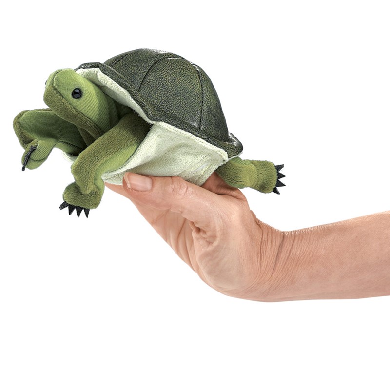 Folkmanis Fingerpuppe mini Schildkröte in Grün auf einer Hand, mit strukturiertem Panzer und beweglichem Kopf