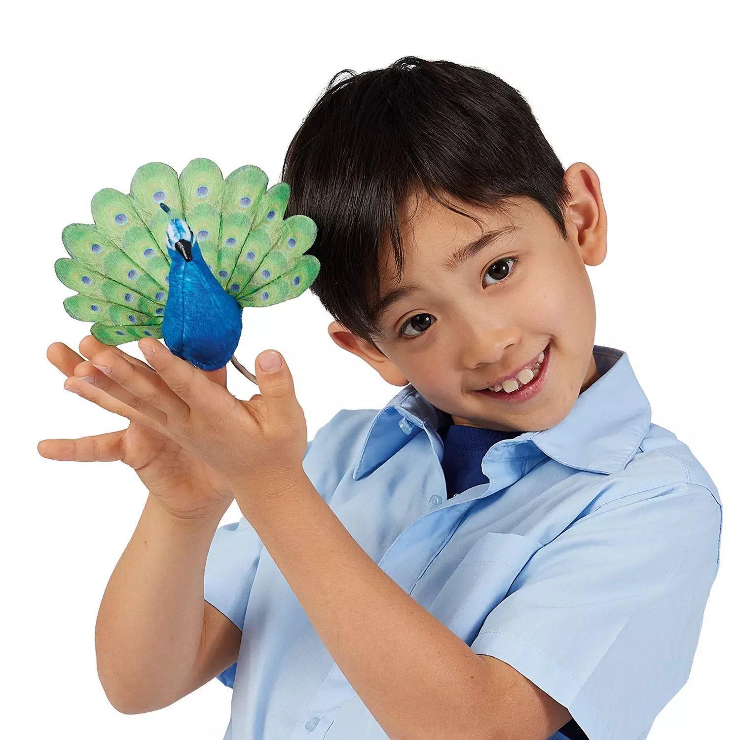 Folkmanis Fingerpuppe mini Pfau mit aufgefächertem grün-blauem Schwanzgefieder auf dem Finger eines lächelnden Jungen