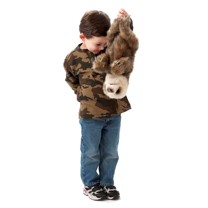 Kind hält Folkmanis Handpuppe Faultierbaby mit braunem Fell und hellem Gesicht kopfüber in den Armen