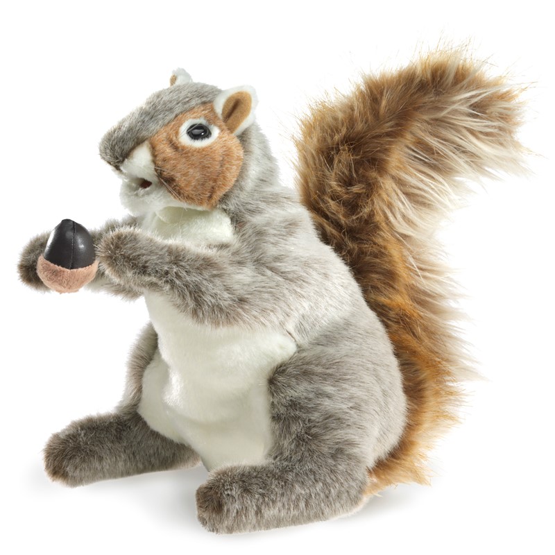 Folkmanis Handpuppe graues Eichhörnchen mit rotbraunem Schwanz, hält eine Eichel in den Vorderpfoten, Seitenansicht
