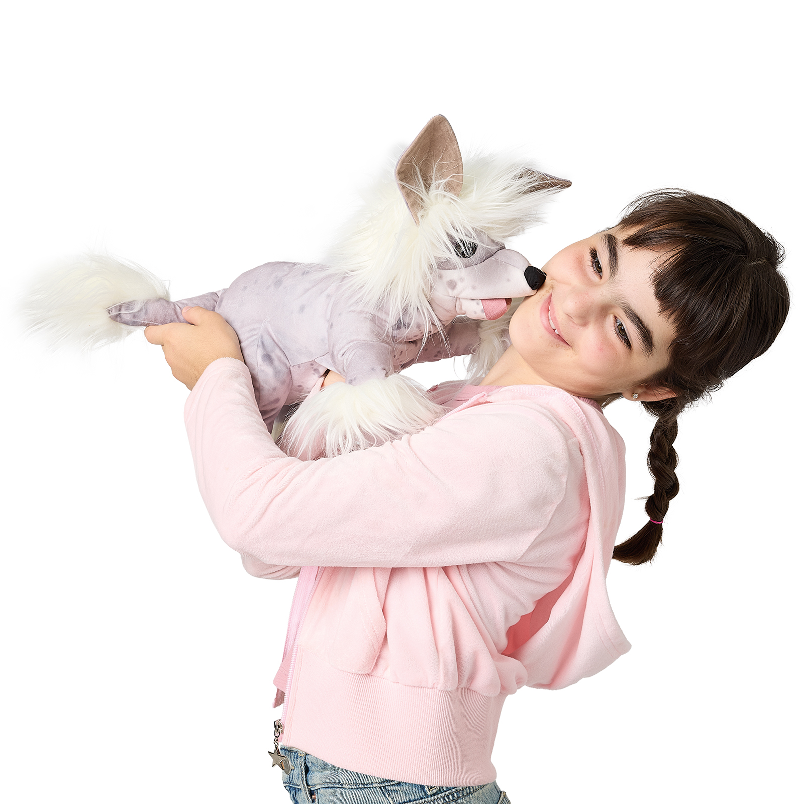 Mädchen hält Folkmanis Handpuppe Chinesischer Schopfhund mit weißem Fell und grau-lila Körper lachend in die Höhe