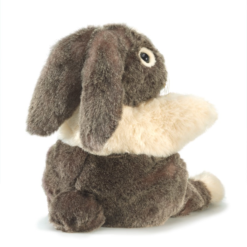 Folkmanis Handpuppe Holländer-Kaninchen, graubraun mit cremefarbenem Bauchfleck, hängende Ohren, sitzende Pose, Seitenansicht
