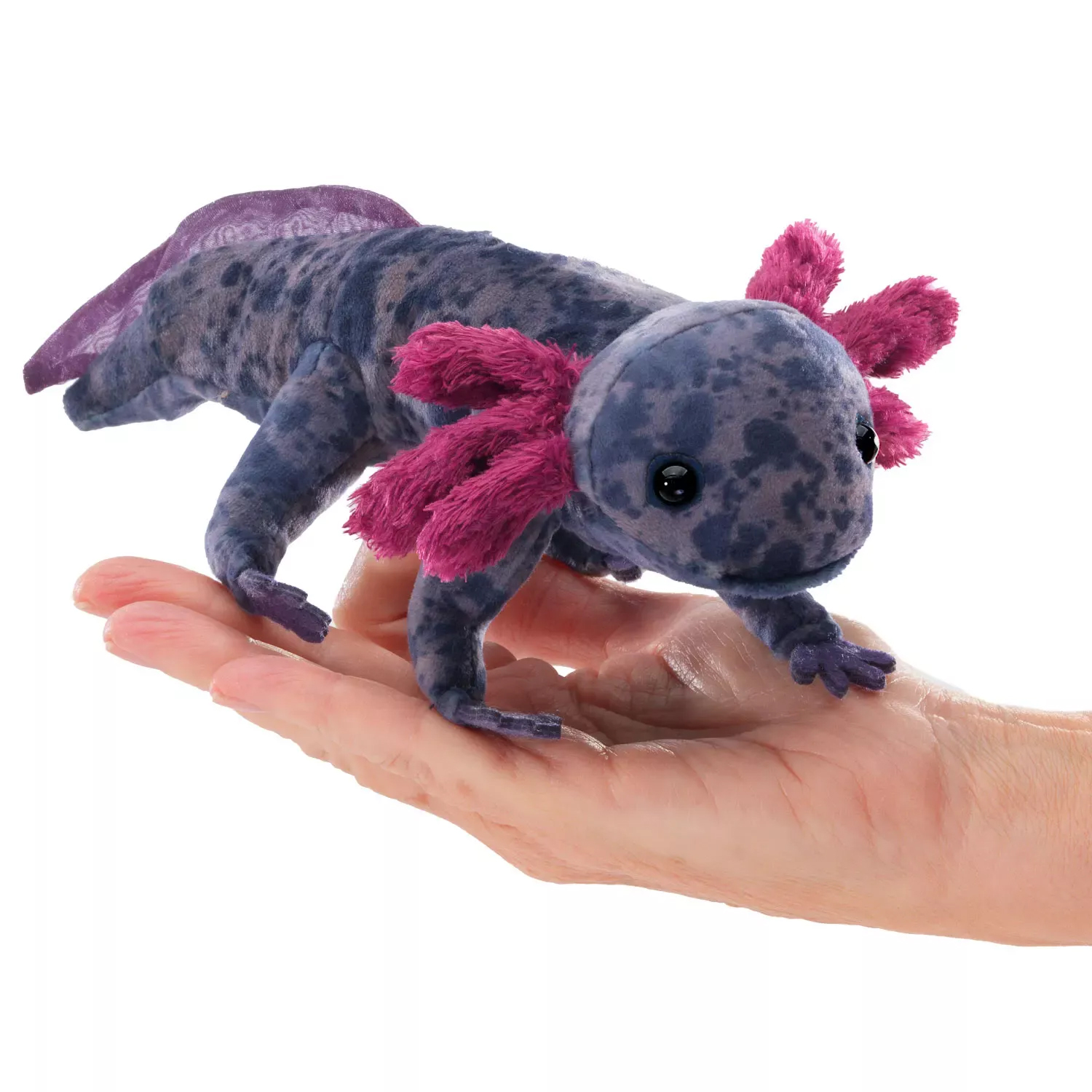Folkmanis Fingerpuppe Axolotl in Blaugrau mit pinken Kiemenbüscheln, auf einer flachen Hand balancierend, Seitenansicht