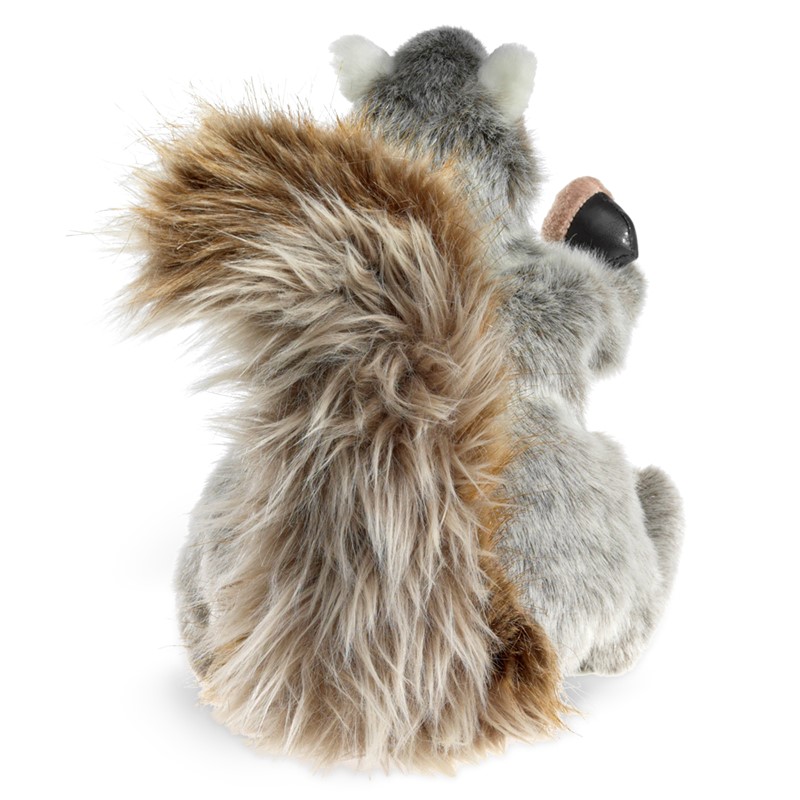 Folkmanis Handpuppe graues Eichhörnchen von hinten mit buschigem braun-grauem Schwanz und Eichel in der Pfote
