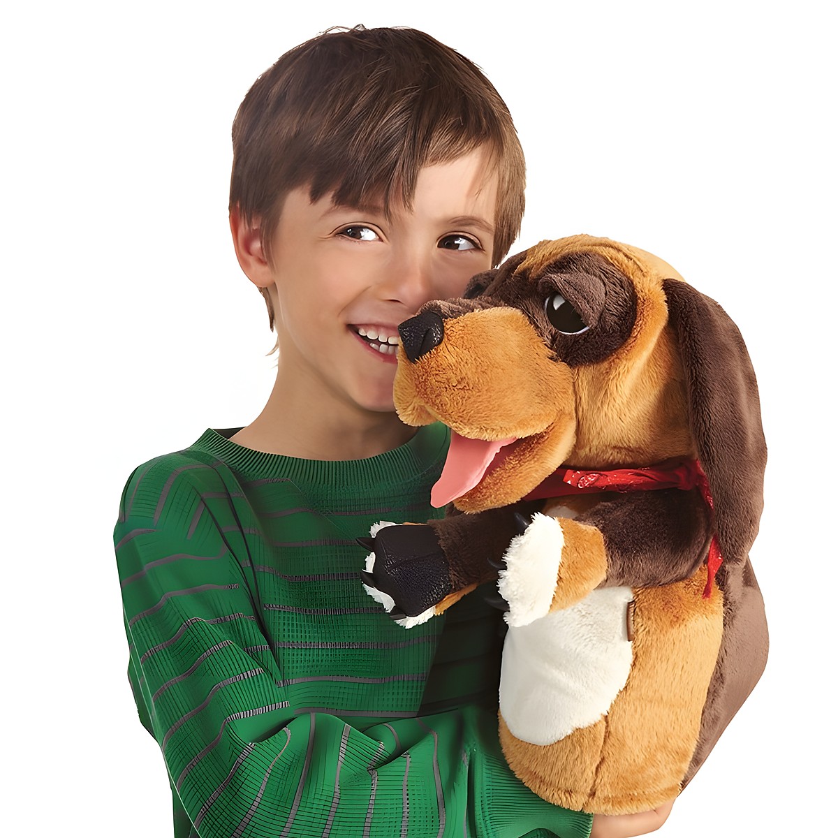 Lachender Junge hält Folkmanis Handpuppe Hund mit geöffnetem Maul, herausgestreckter Zunge und rotem Halsband in den Armen.