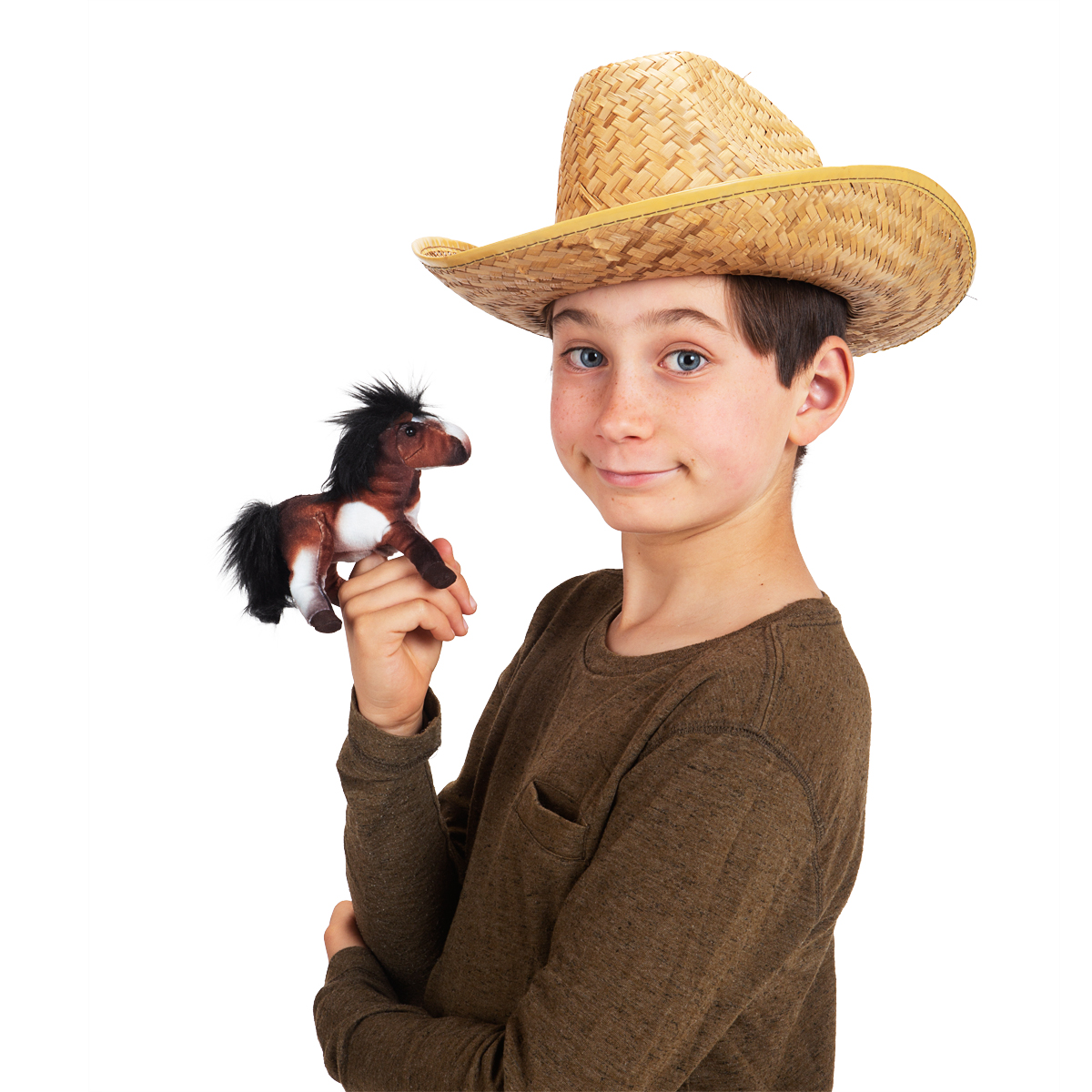 Junge mit Strohhut hält eine kleine Folkmanis Fingerpuppe mini Pferd in Braun mit schwarzer Mähne auf dem Zeigefinger.
