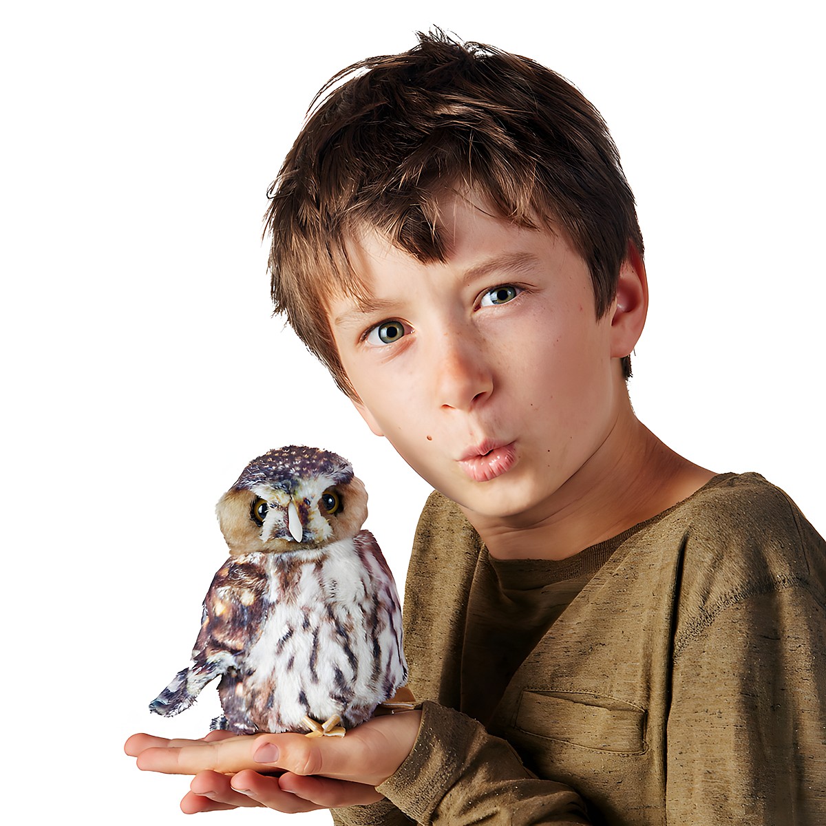 Junge hält eine Folkmanis Handpuppe Sperlingskauz auf seiner offenen Handfläche, braun-weiß gefleckt mit detailreichen Federn.