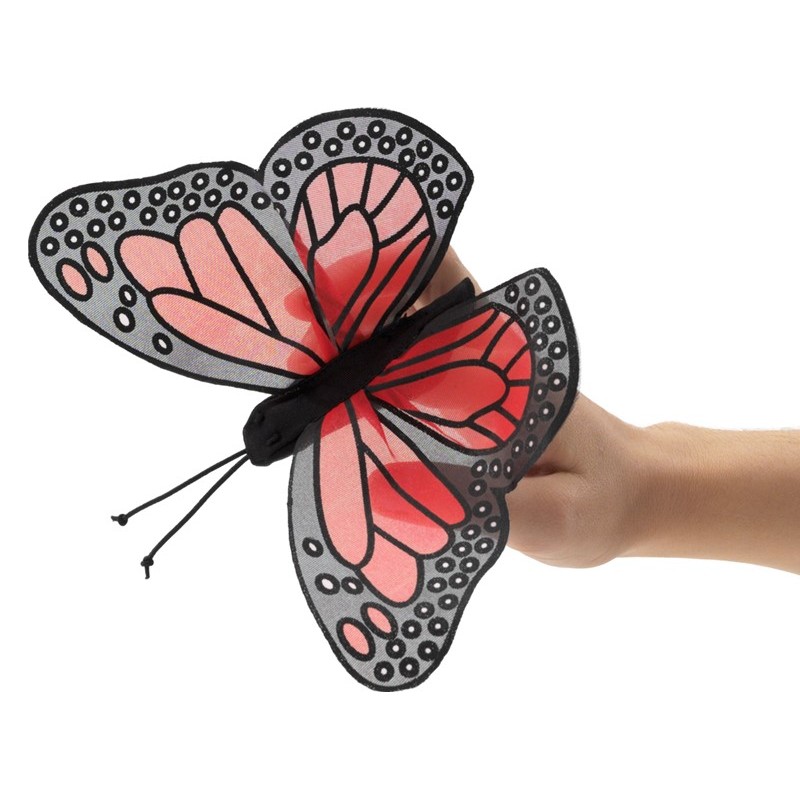 Folkmanis Fingerpuppe mini Monarchschmetterling mit rot-schwarzen Flügeln auf ausgestrecktem Finger, Seitenansicht