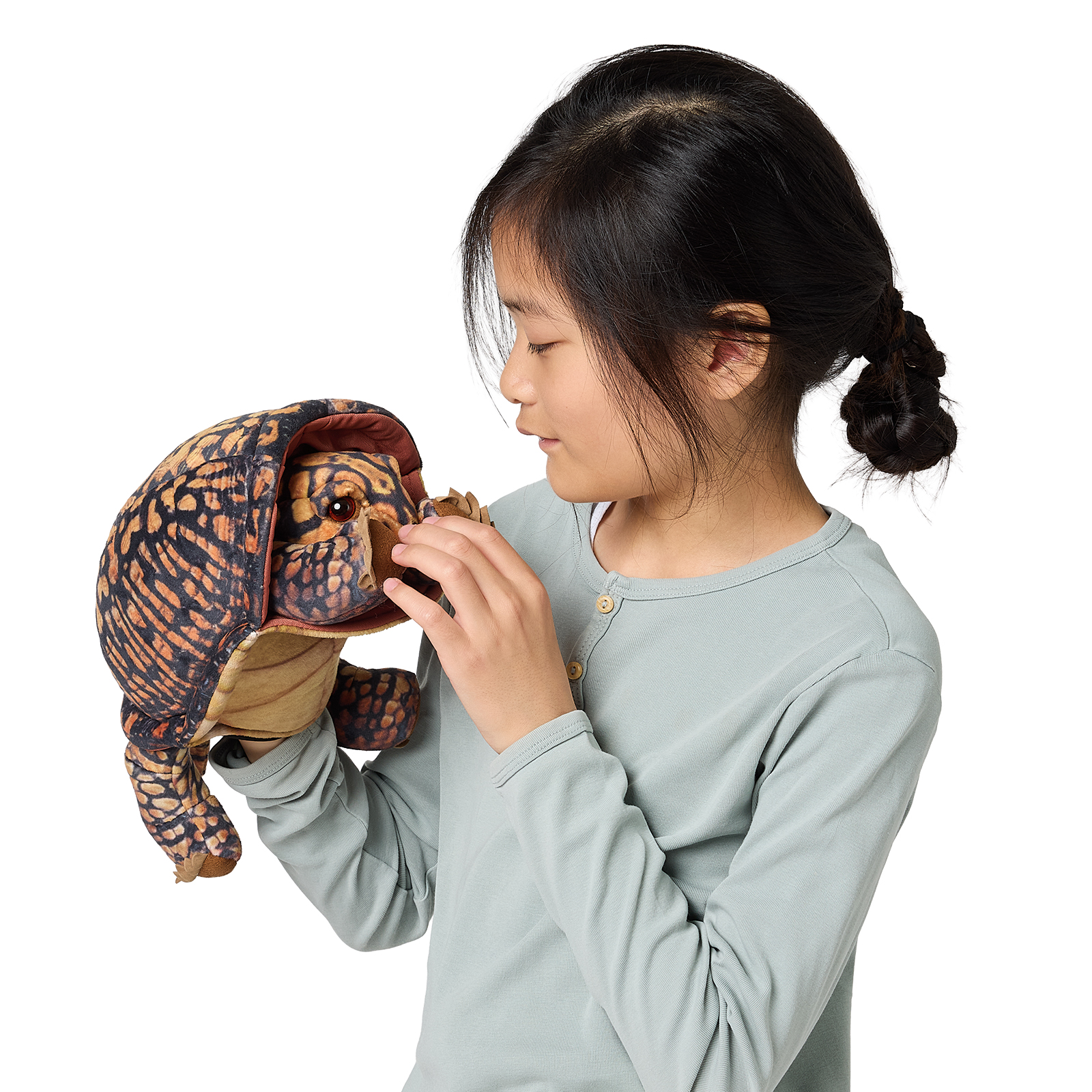 Mädchen führt Folkmanis Handpuppe Dosenschildkröte mit geöffnetem Maul, braun-schwarzes Schuppenmuster, Seitenansicht