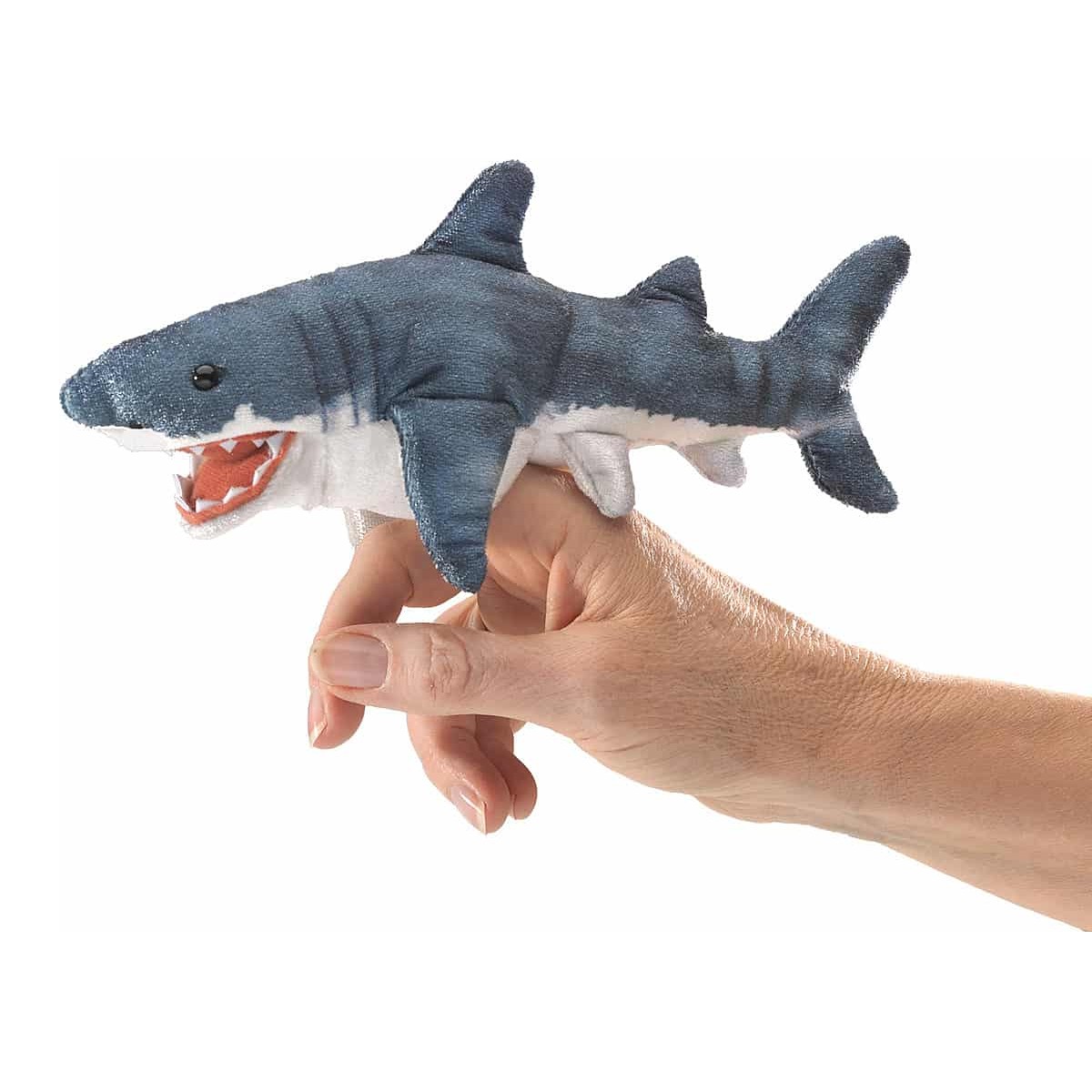 Folkmanis Fingerpuppe Mini Hai in Blaugrau mit geöffnetem Maul, auf zwei Fingern einer Hand getragen, Seitenansicht