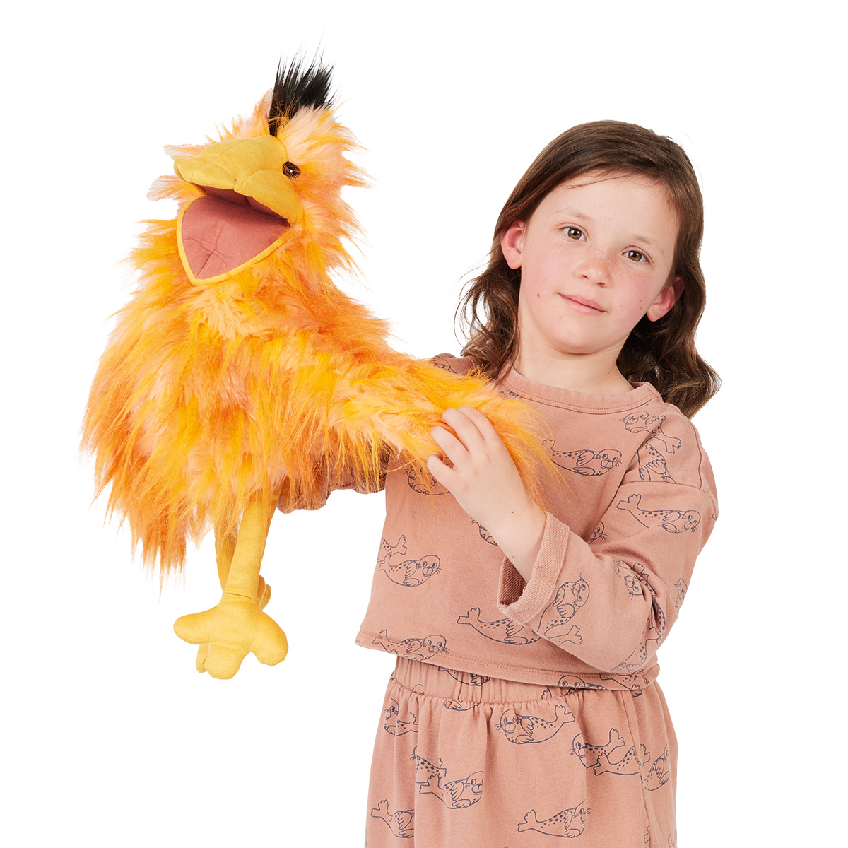Mädchen hält Folkmanis Handpuppe alberner Vogel mit orangegelbem Plüschgefieder, schwarzem Haarschopf und beweglichem Schnabel in die Kamera