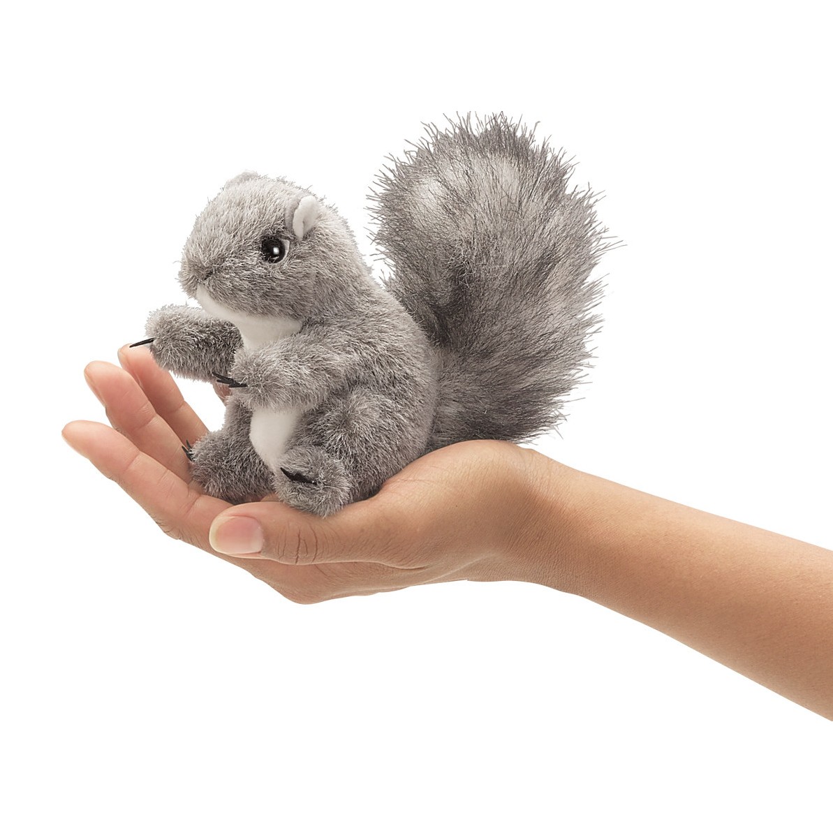 Folkmanis Fingerpuppe mini Eichhörnchen grau auf einer Handfläche, aufrecht sitzend mit buschigem Schwanz