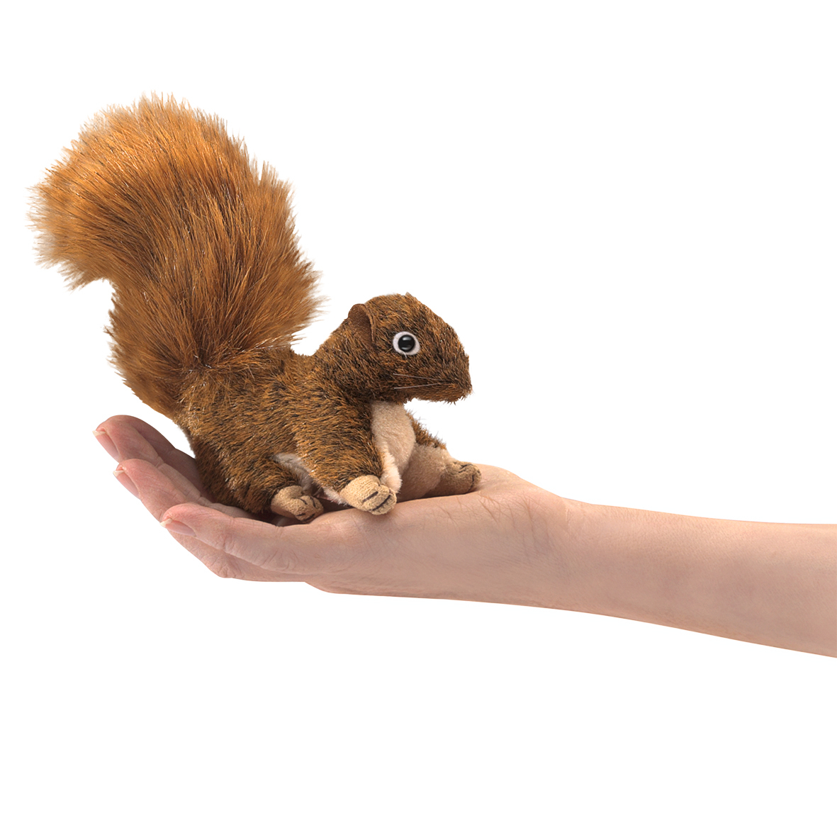 Folkmanis Fingerpuppe mini rotbraunes Eichhörnchen mit buschigem Schwanz liegt auf einer offenen Handfläche