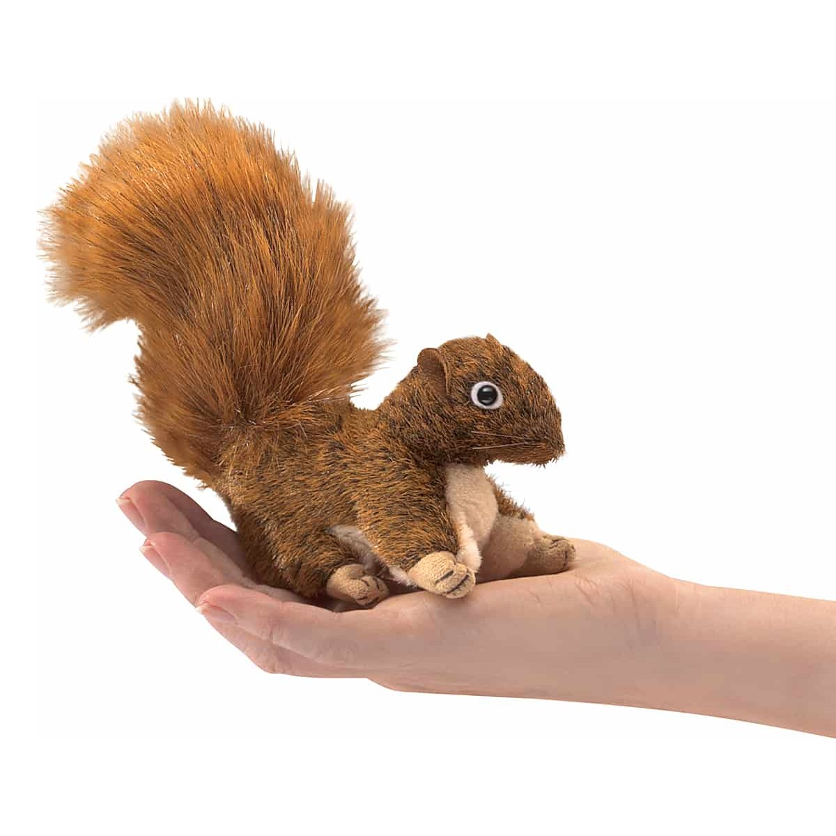 Folkmanis Fingerpuppe mini rotbraunes Eichhörnchen mit buschigem Schwanz liegt auf einer offenen Handfläche
