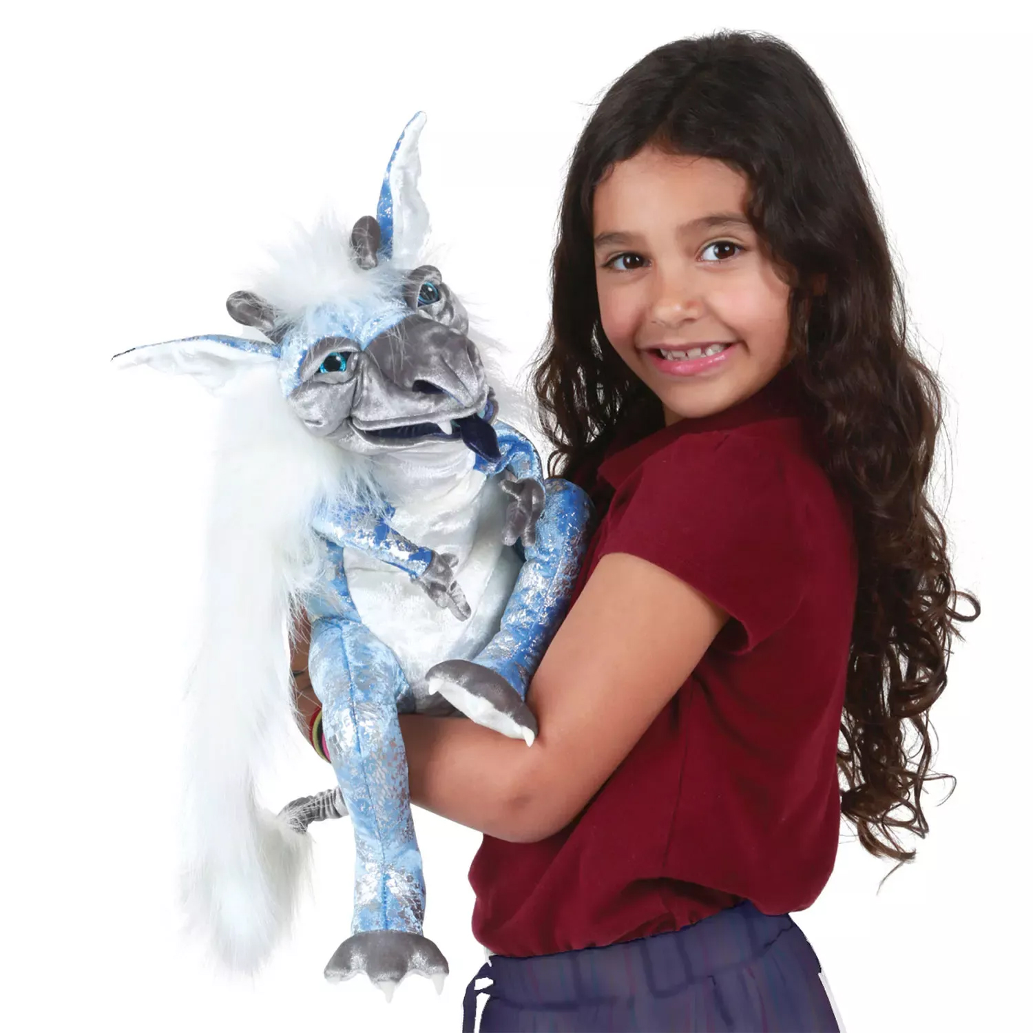Mädchen hält Folkmanis Handpuppe Eisdrache mit blau-silbernem Fell, weißem Mähnenbesatz und Hörnern im Arm