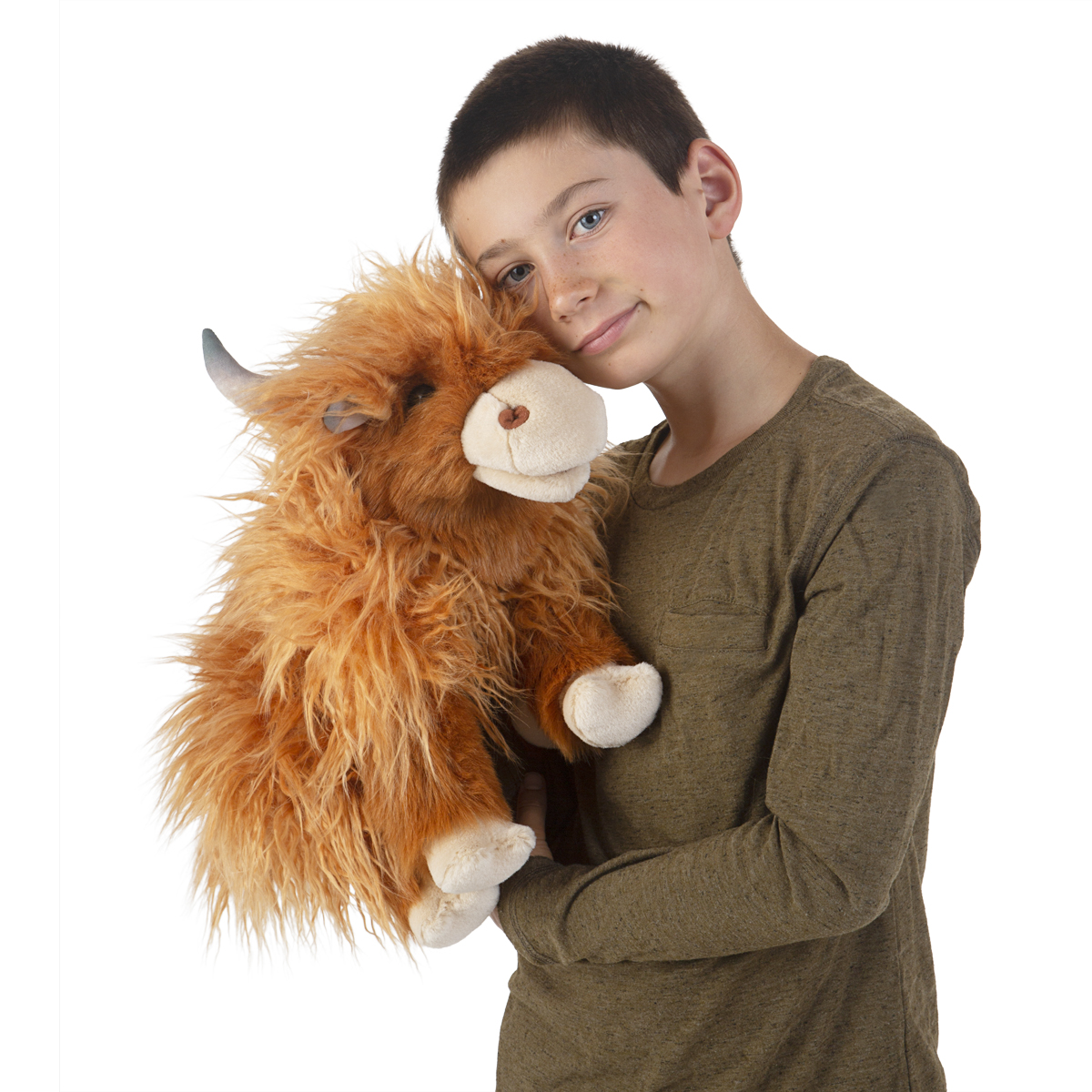 Junge hält Folkmanis Handpuppe Schottisches Hochlandrind mit zottigem rostbraunem Fell und geschwungenen Hörnern im Arm