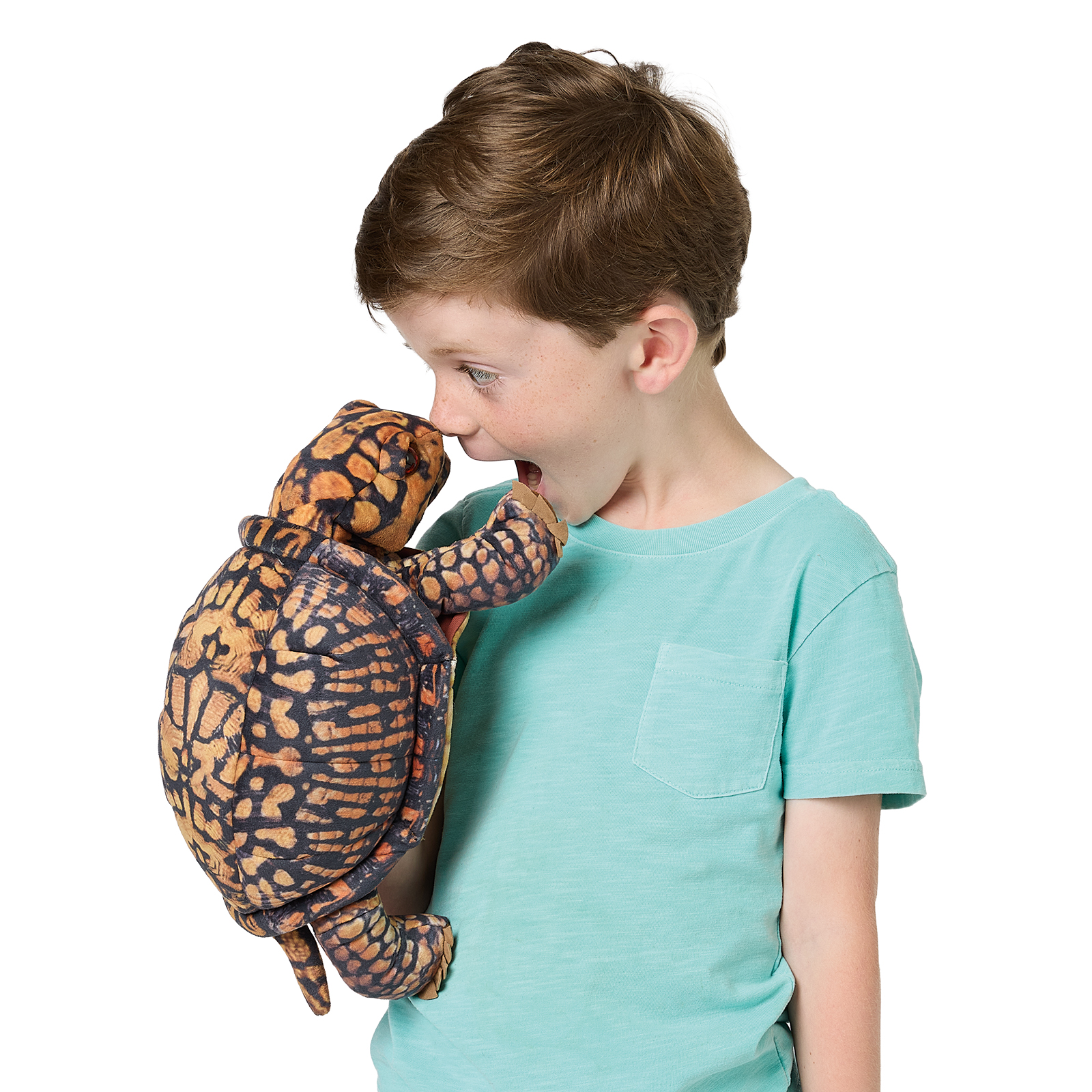 Junge hält Folkmanis Handpuppe Dosenschildkröte mit detailliert bedrucktem Panzer in Orange-Schwarz vor sein Gesicht
