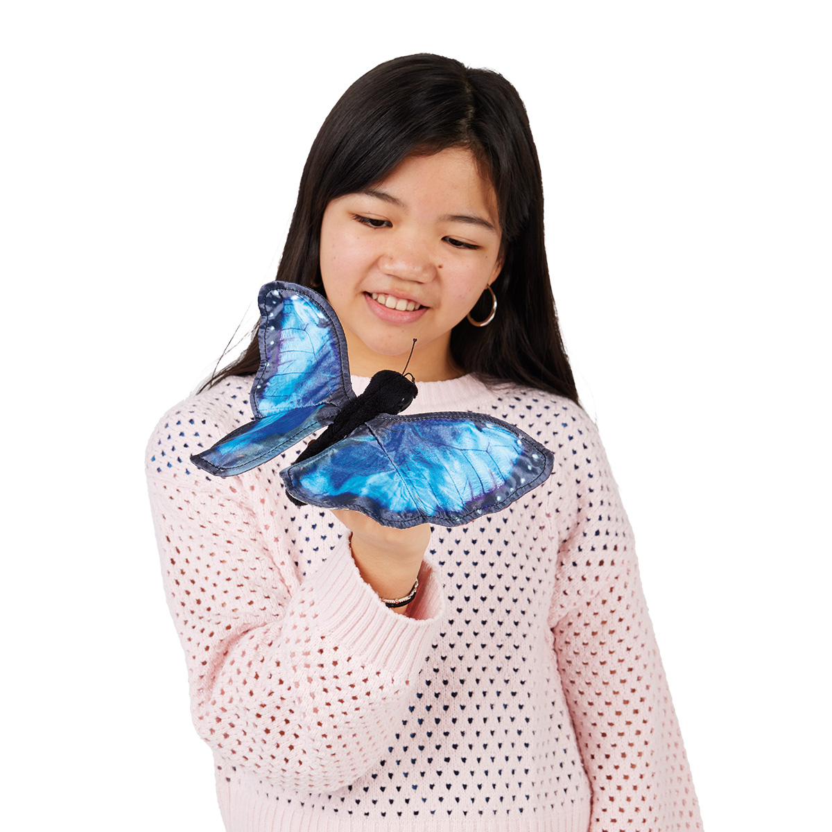 Mädchen hält Folkmanis Handpuppe Blauer Morphofalter mit leuchtend blauen Stoffflügeln auf der Hand