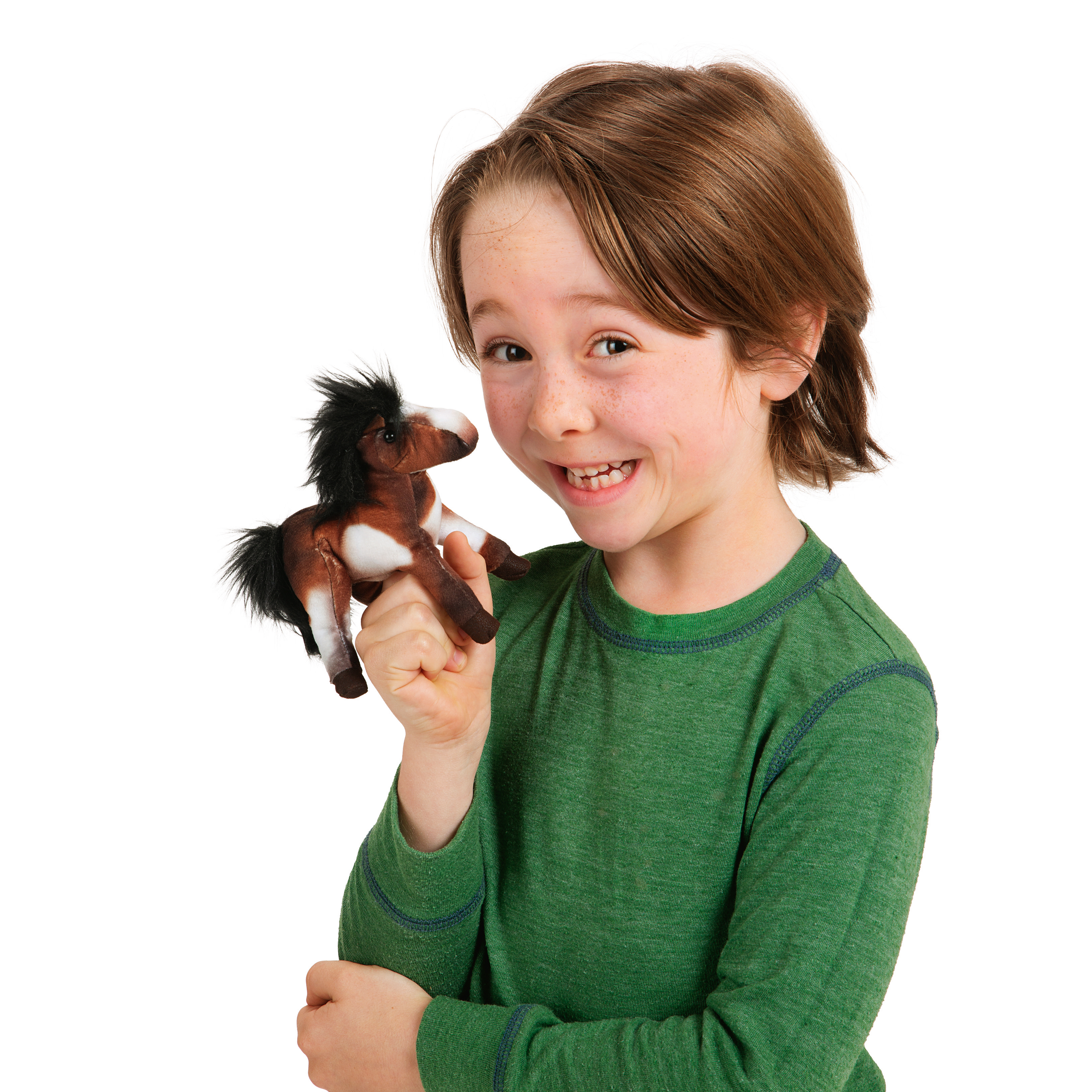 Lächelndes Kind hält Folkmanis Fingerpuppe mini Pferd in Braun-Weiß mit schwarzer Mähne auf dem Zeigefinger.