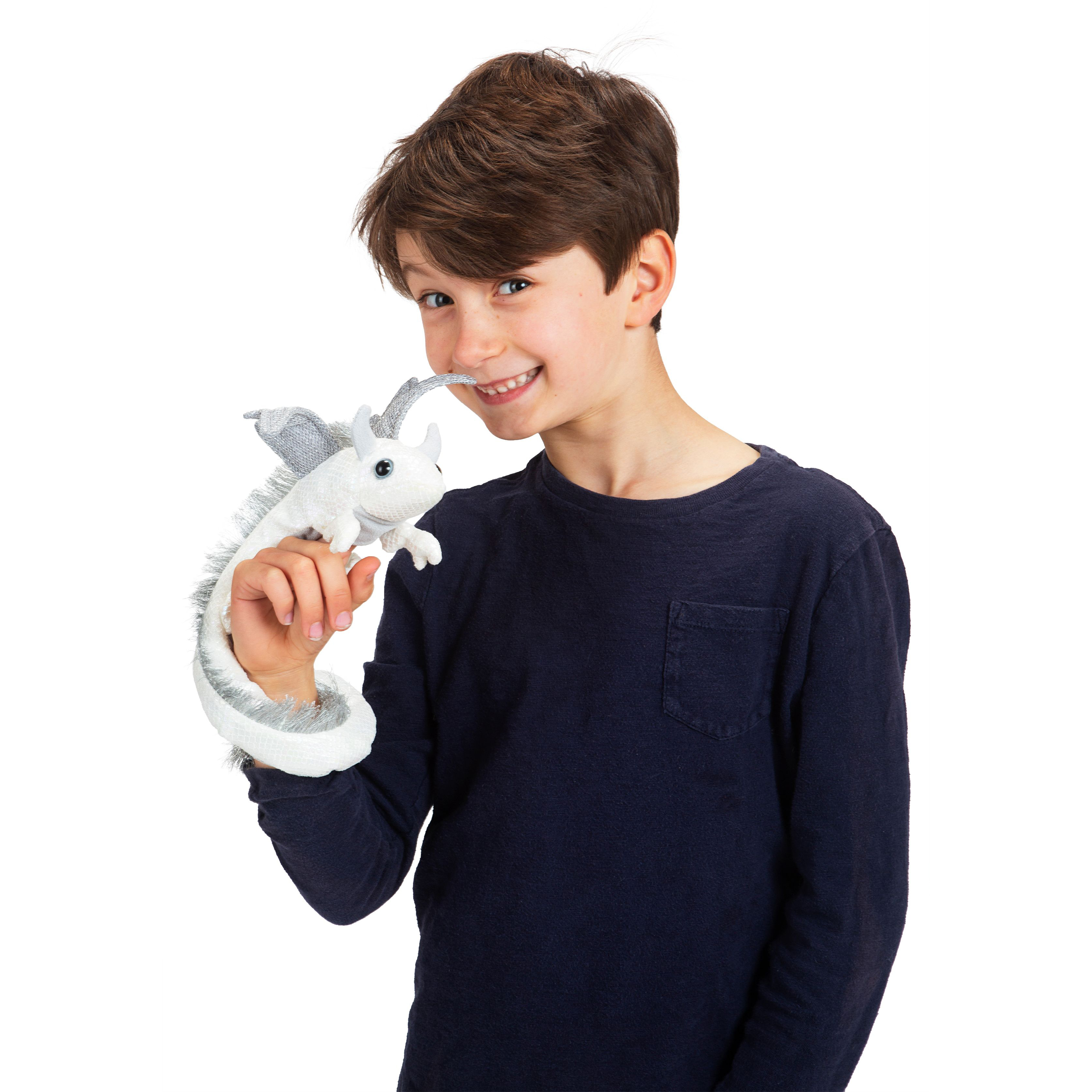 Junge hält Folkmanis Fingerpuppe Drachen Armband in Weiß-Silber auf der Hand, der Drache schaut ihm ins Gesicht.