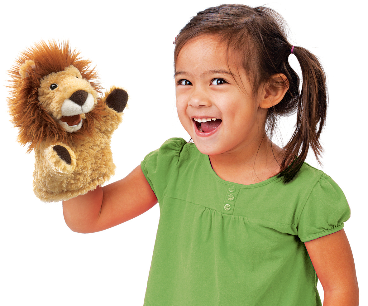 Lachendes Mädchen hält Folkmanis Löwe-Handpuppe mit buschiger Mähne auf der Hand hoch