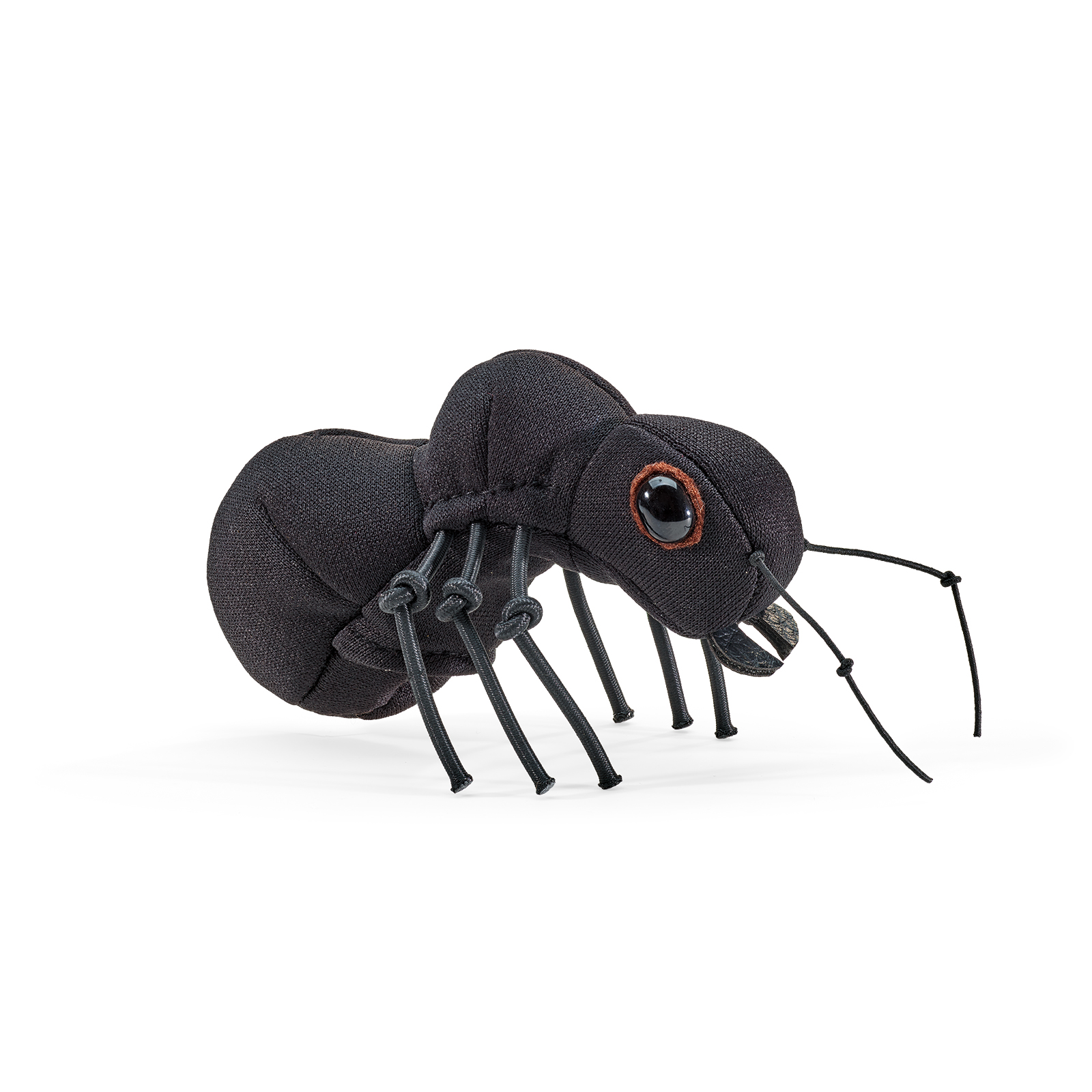 Folkmanis Fingerpuppe mini Ameise in Schwarz mit sechs Schnurbeinchen, rotem Augenring und schwarzen Glitzaugen, Seitenansicht