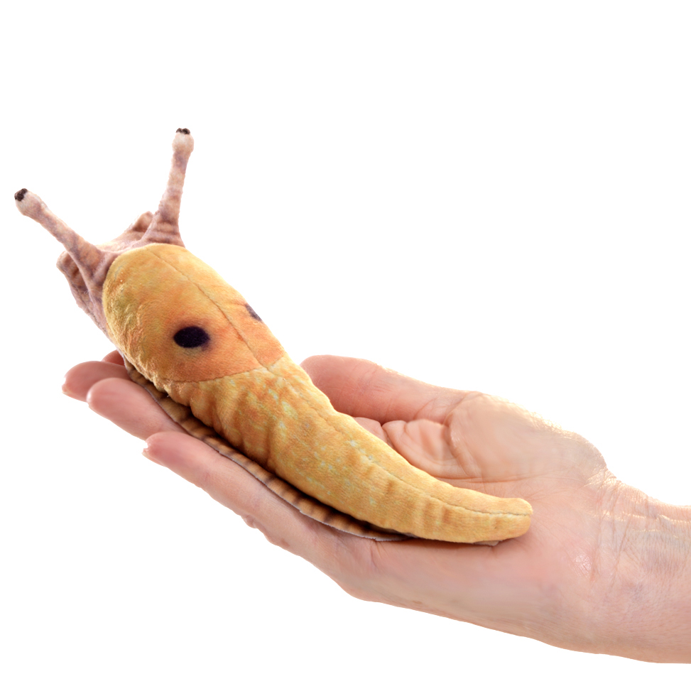 Folkmanis Fingerpuppe mini Bananenschnecke in Gelb-Braun liegt auf einer offenen Handfläche, Seitenansicht