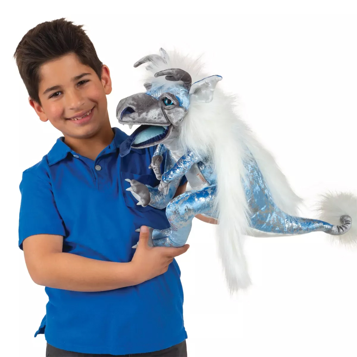 Junge hält Folkmanis Handpuppe Eisdrache mit blau-silbernem Schuppenmuster, weißer Mähne und beweglichem Maul