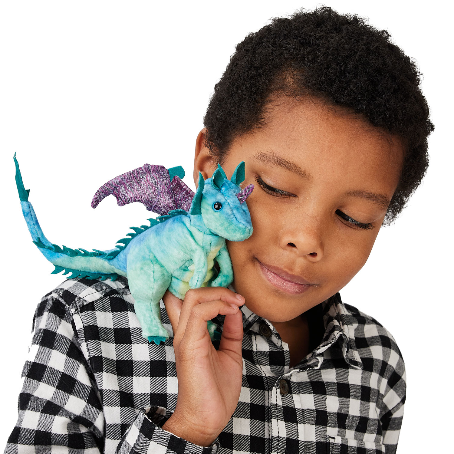 Folkmanis Fingerpuppe mini Drache in Türkis-Grün mit lila Flügeln, von einem Kind an die Wange gehalten